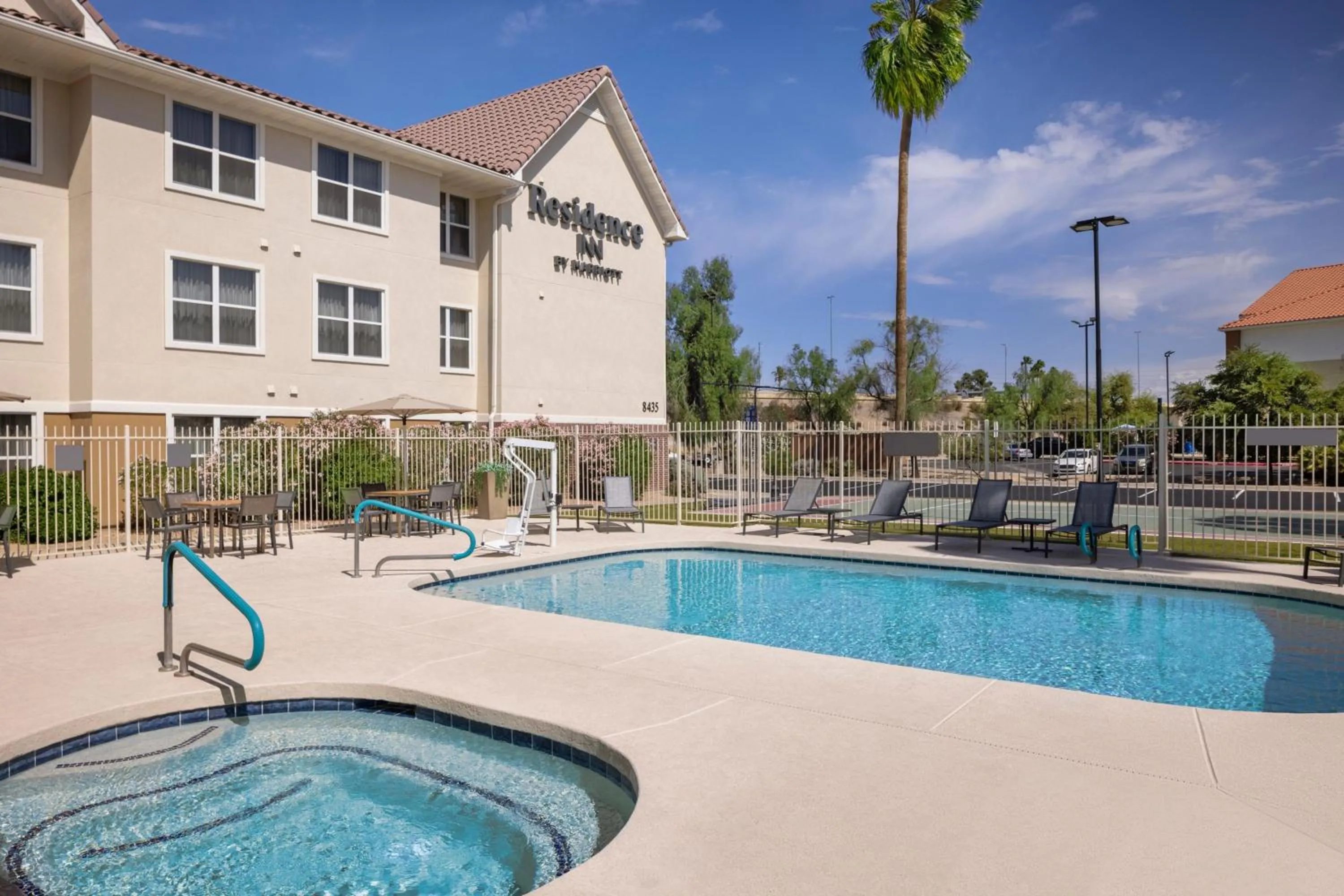 Swimming pool in Residence Inn Phoenix Glendale/ Peoria