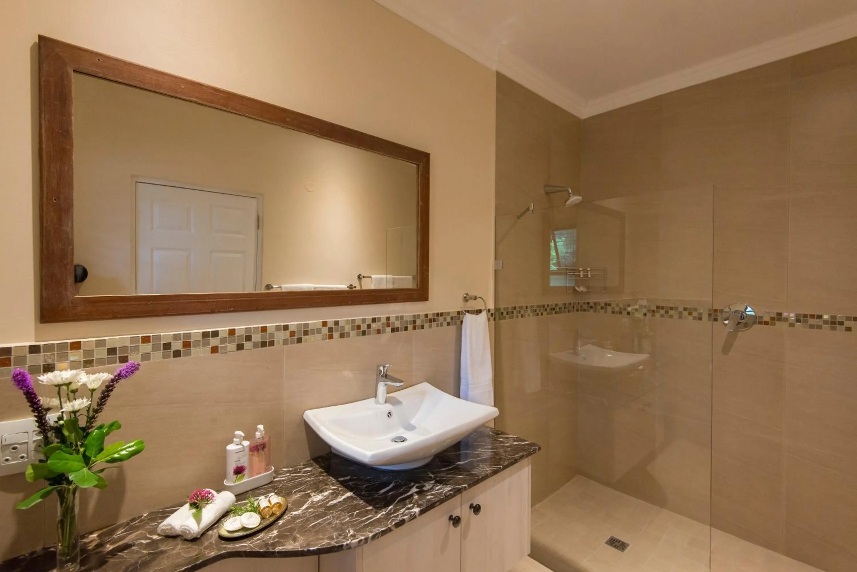 Shower in SomerZicht Guest House