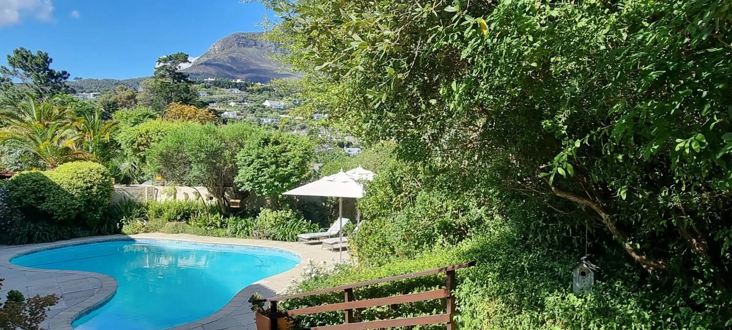 Pool view in SomerZicht Guest House