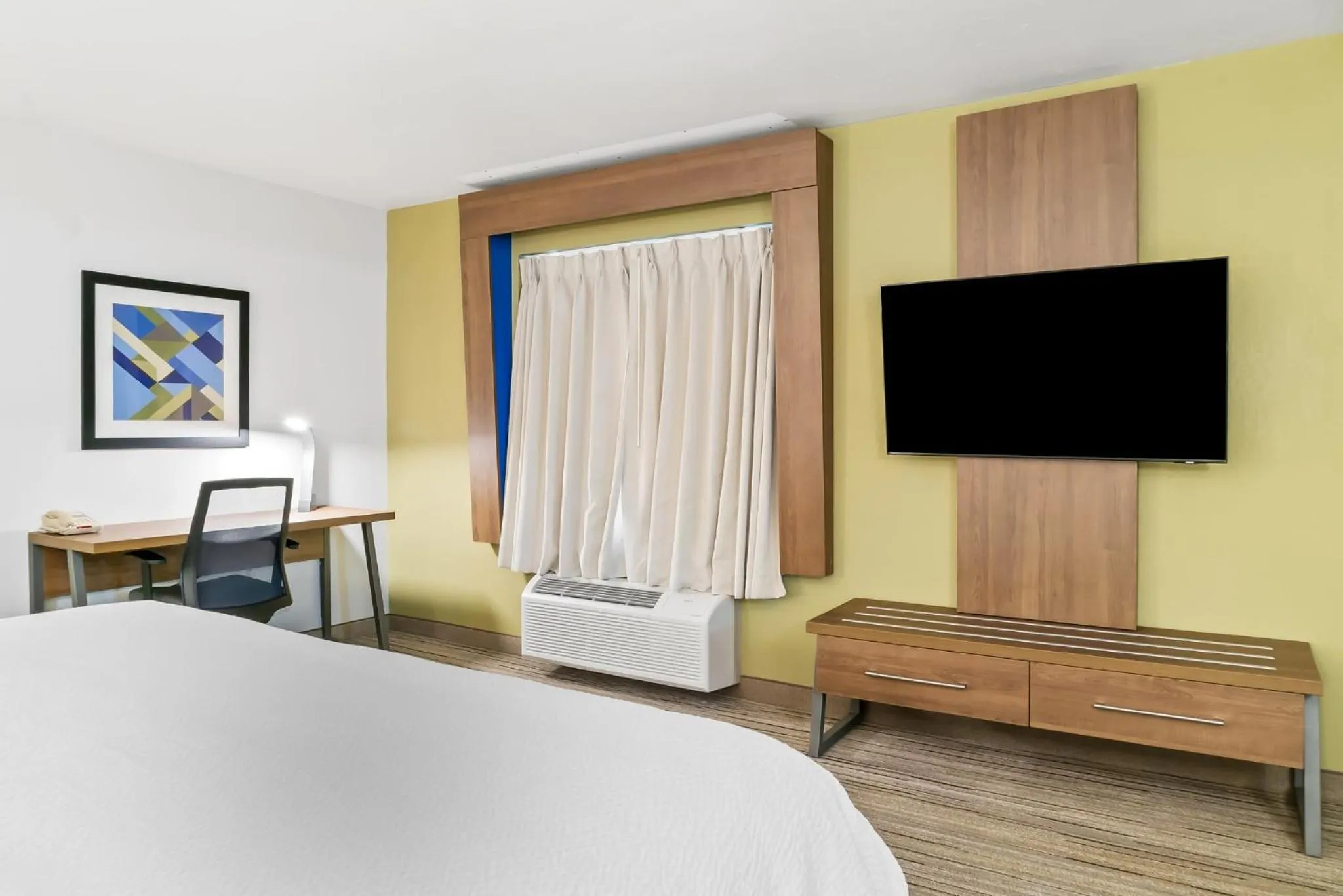 Photo of the whole room, Bed in Holiday Inn Express Hotel & Suites Marion by IHG