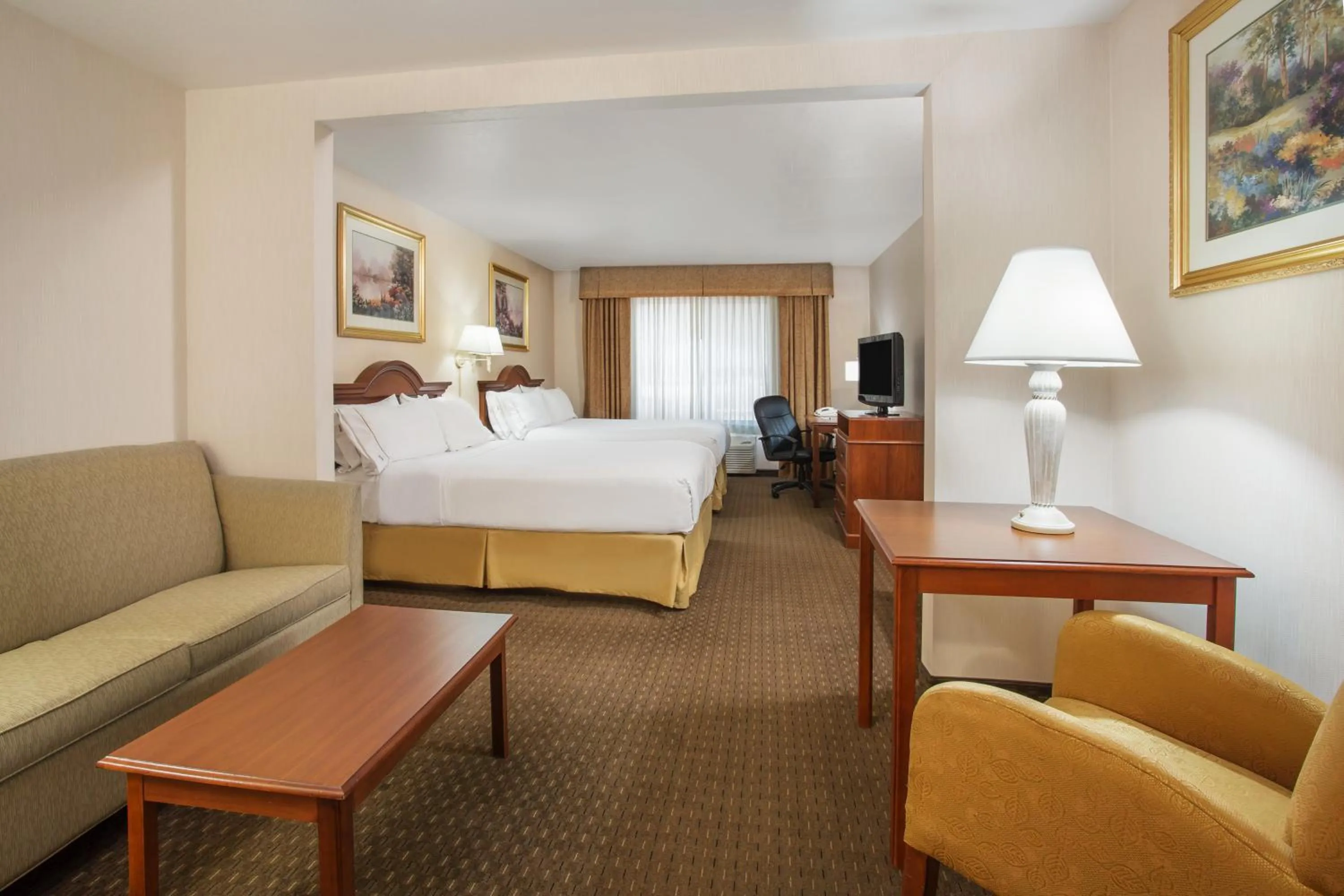 Photo of the whole room, Bed in Holiday Inn Express Hotel & Suites Marion by IHG