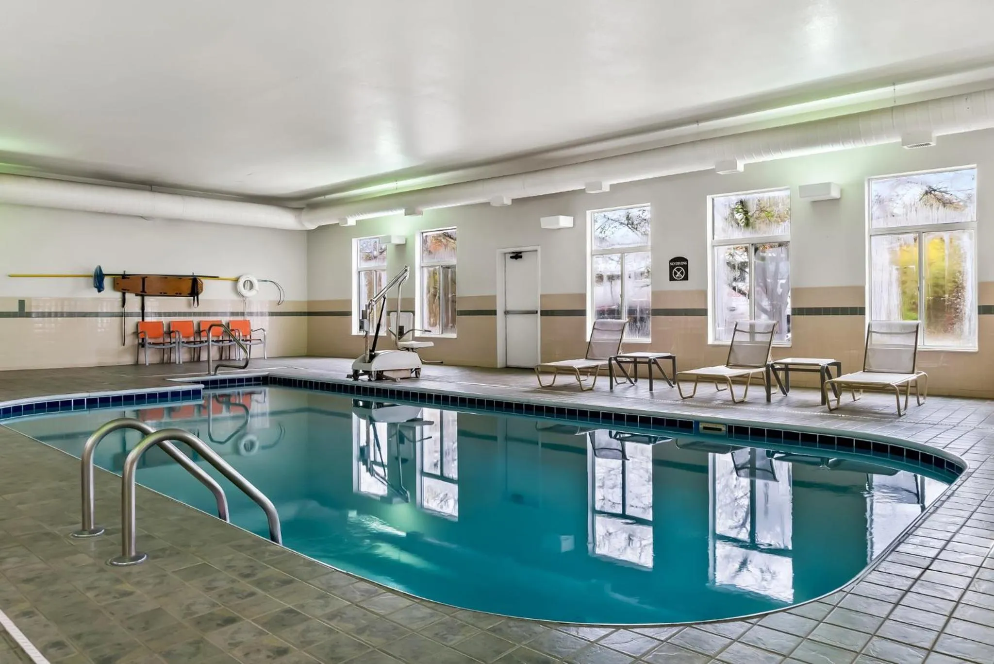 Swimming pool in Holiday Inn Express Hotel & Suites Marion by IHG