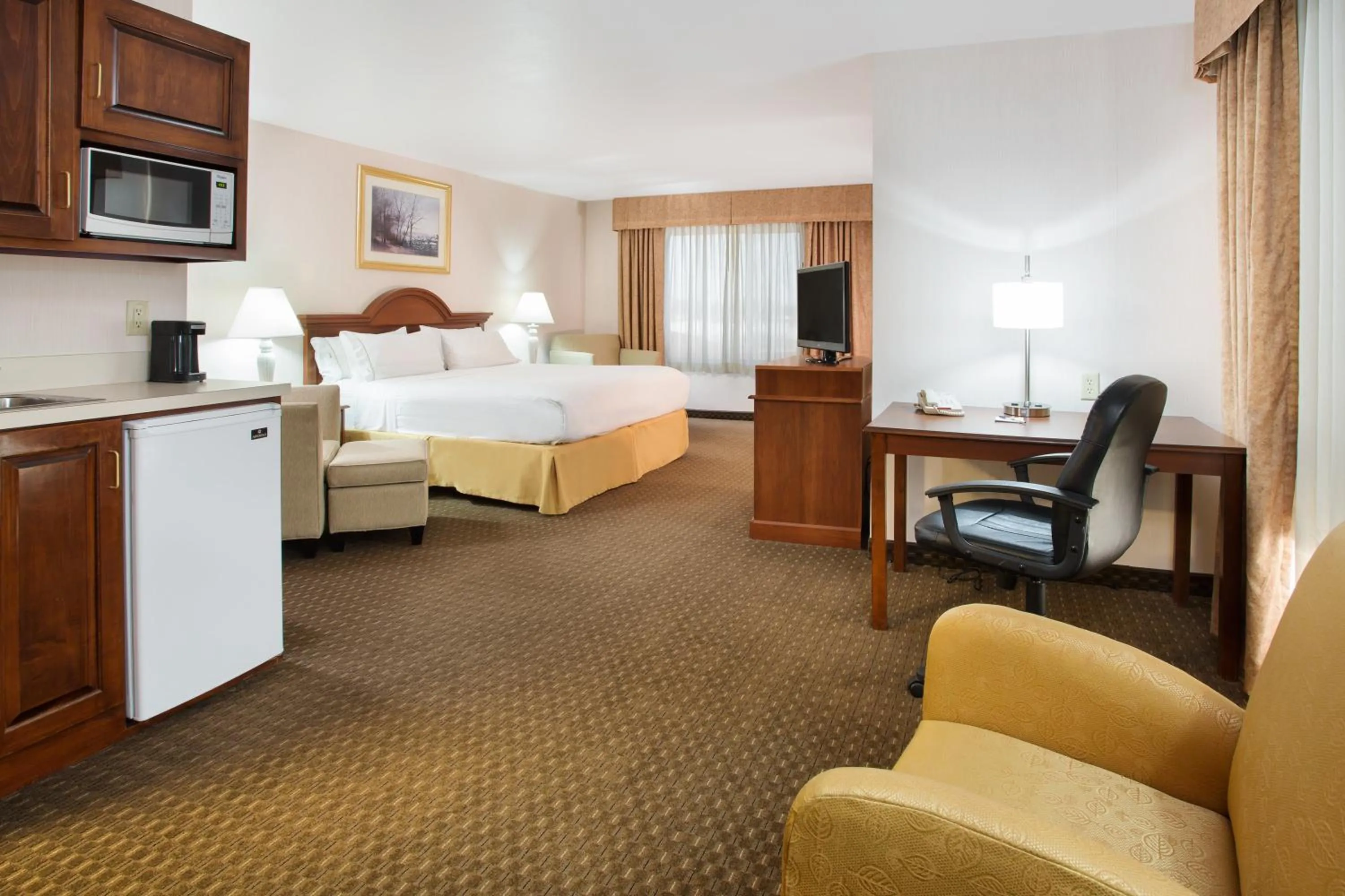 Photo of the whole room, Bed in Holiday Inn Express Hotel & Suites Marion by IHG
