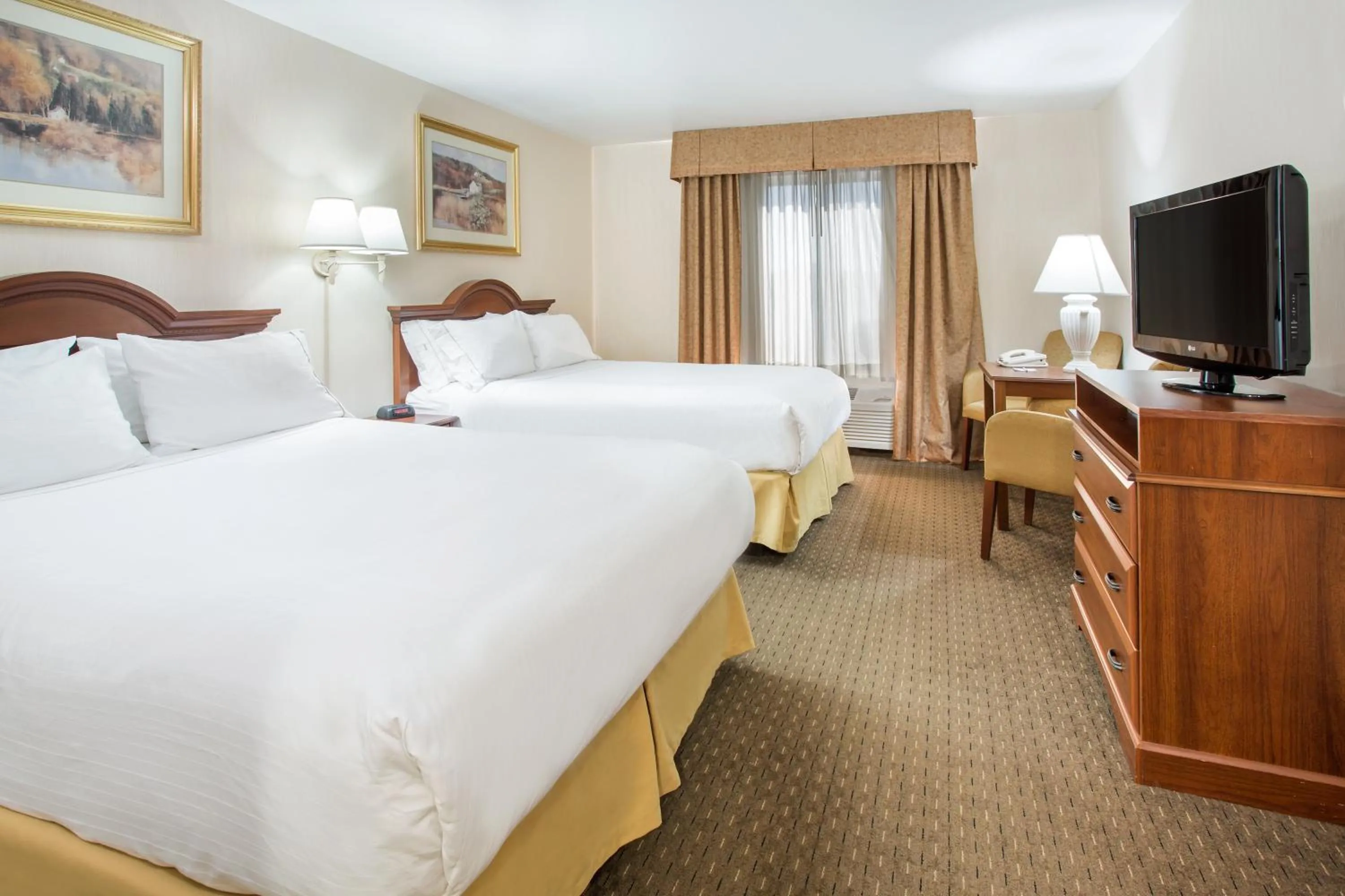 Photo of the whole room, Bed in Holiday Inn Express Hotel & Suites Marion by IHG