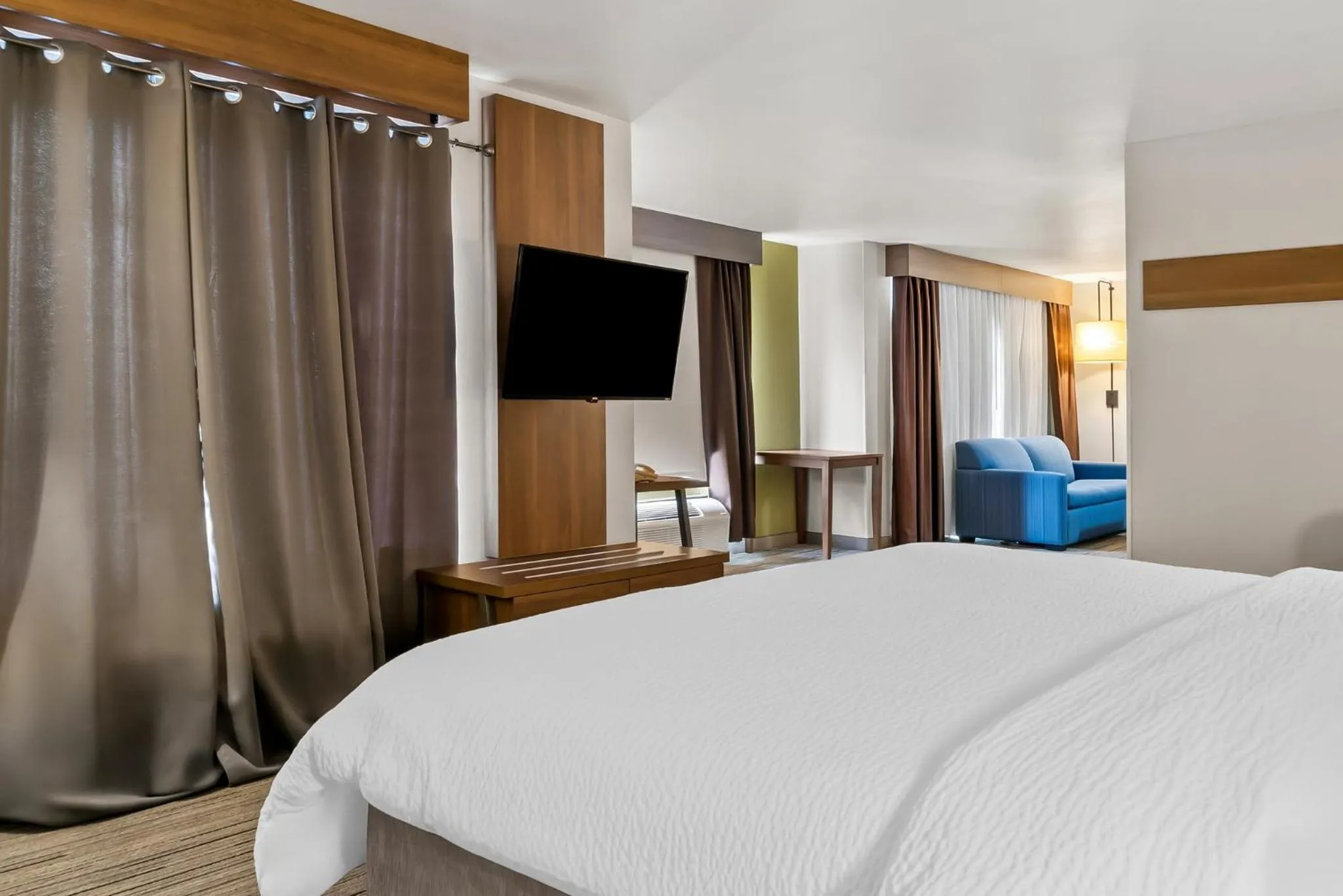 Photo of the whole room, Bed in Holiday Inn Express Hotel & Suites Marion by IHG