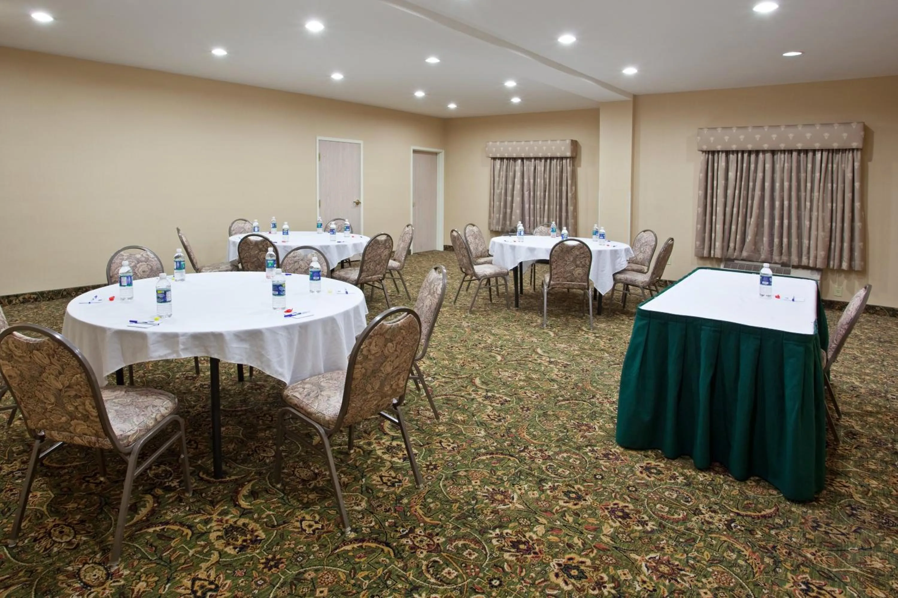 Meeting/conference room in Holiday Inn Express Hotel & Suites Marion by IHG