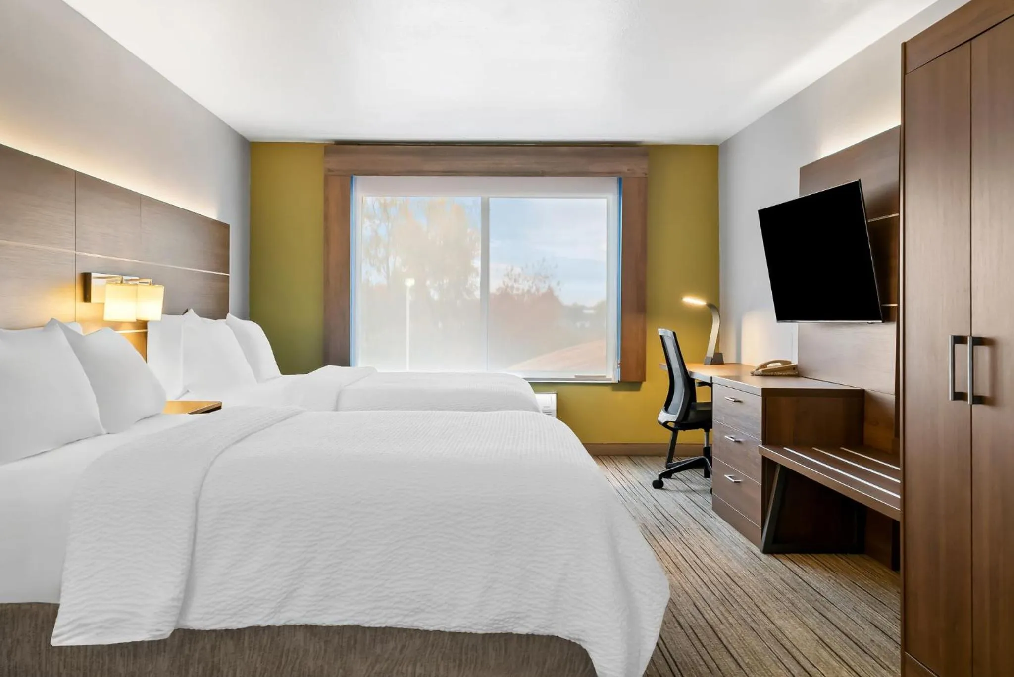 Photo of the whole room, Bed in Holiday Inn Express Hotel & Suites Marion by IHG