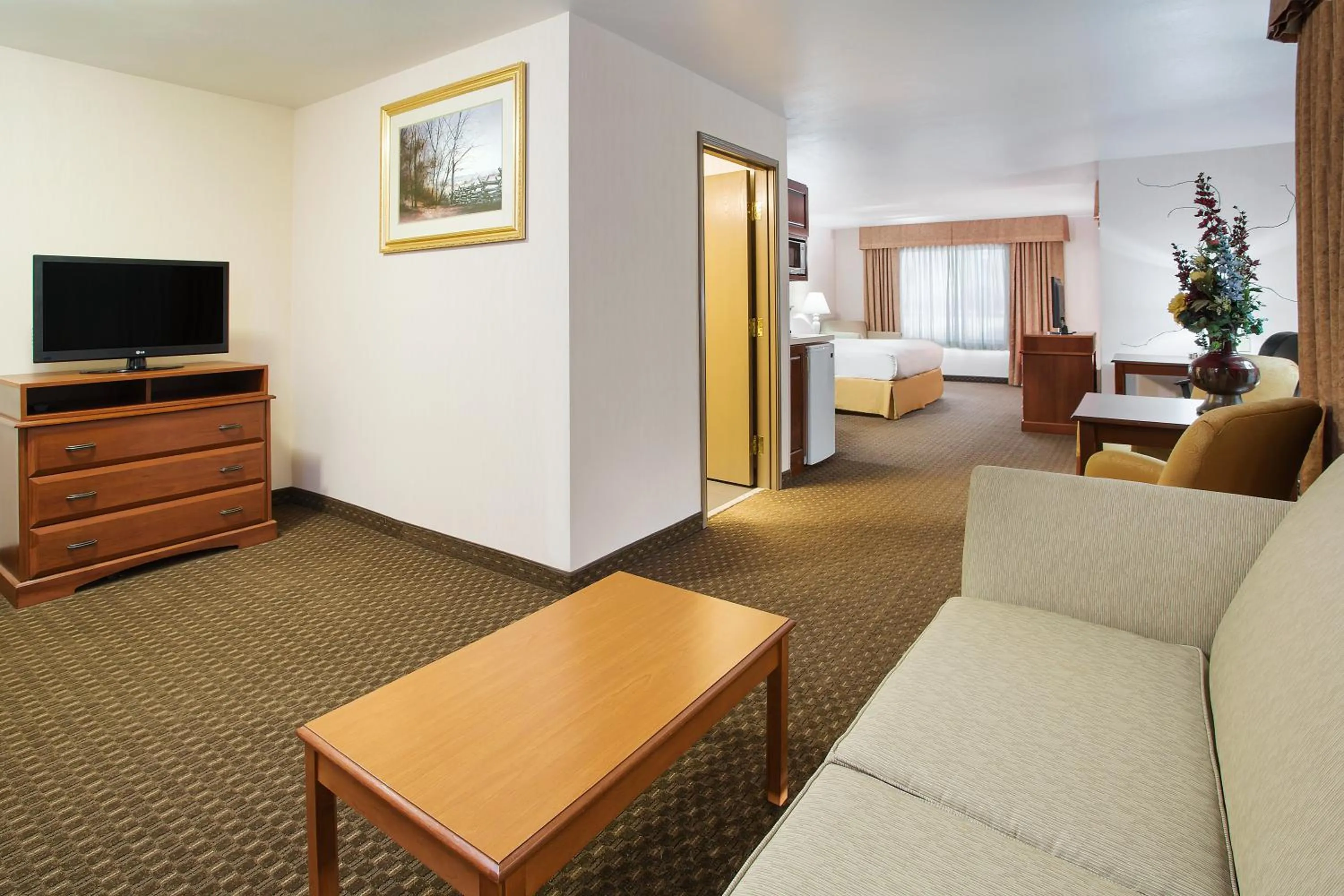 Photo of the whole room, Bed in Holiday Inn Express Hotel & Suites Marion by IHG