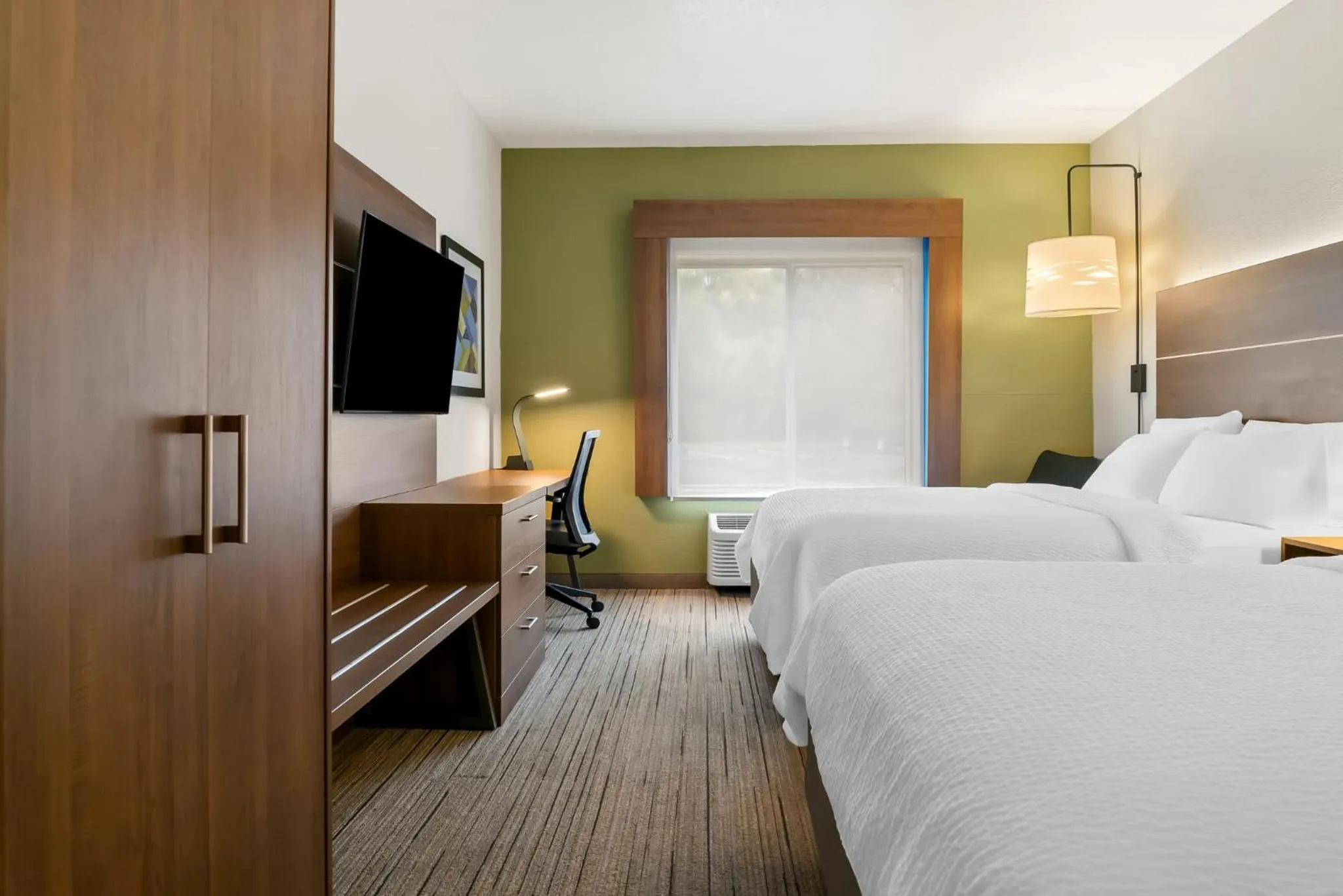 Photo of the whole room, Bed in Holiday Inn Express Hotel & Suites Marion by IHG