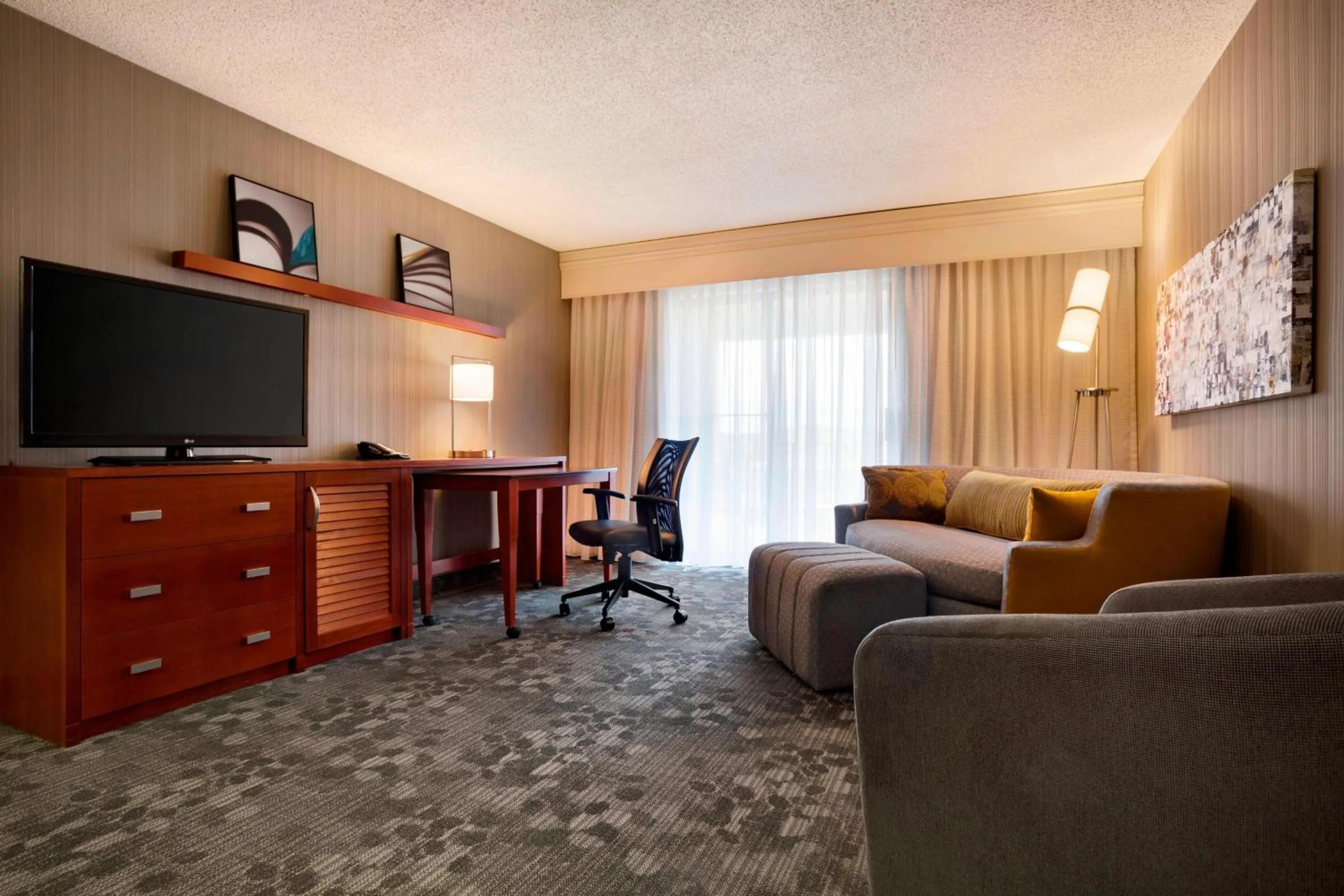 Living room in Courtyard by Marriott Champaign