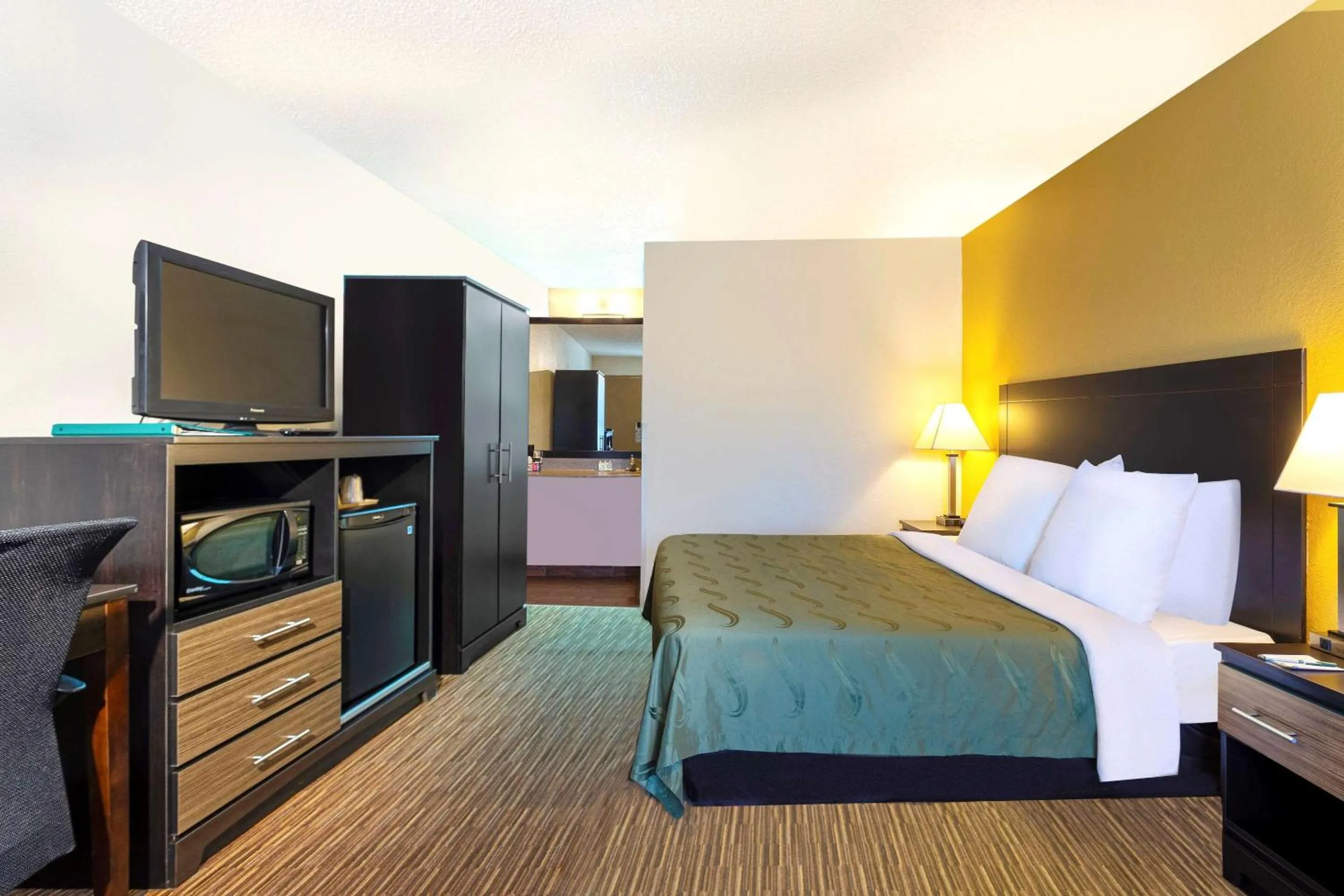 Photo of the whole room, Bed in Quality Inn at Arlington Highlands