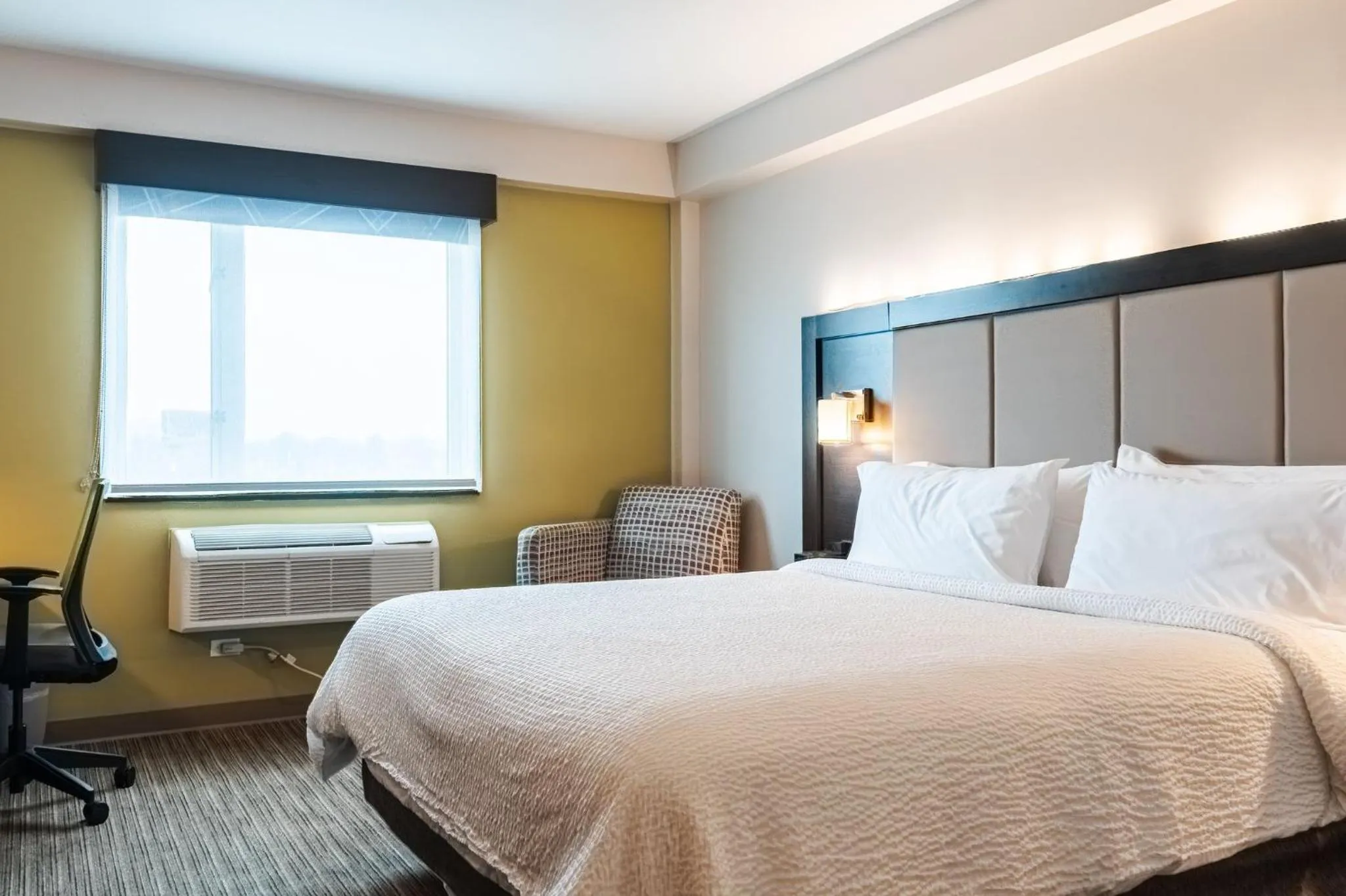 Photo of the whole room, Bed in Holiday Inn Express Maspeth by IHG