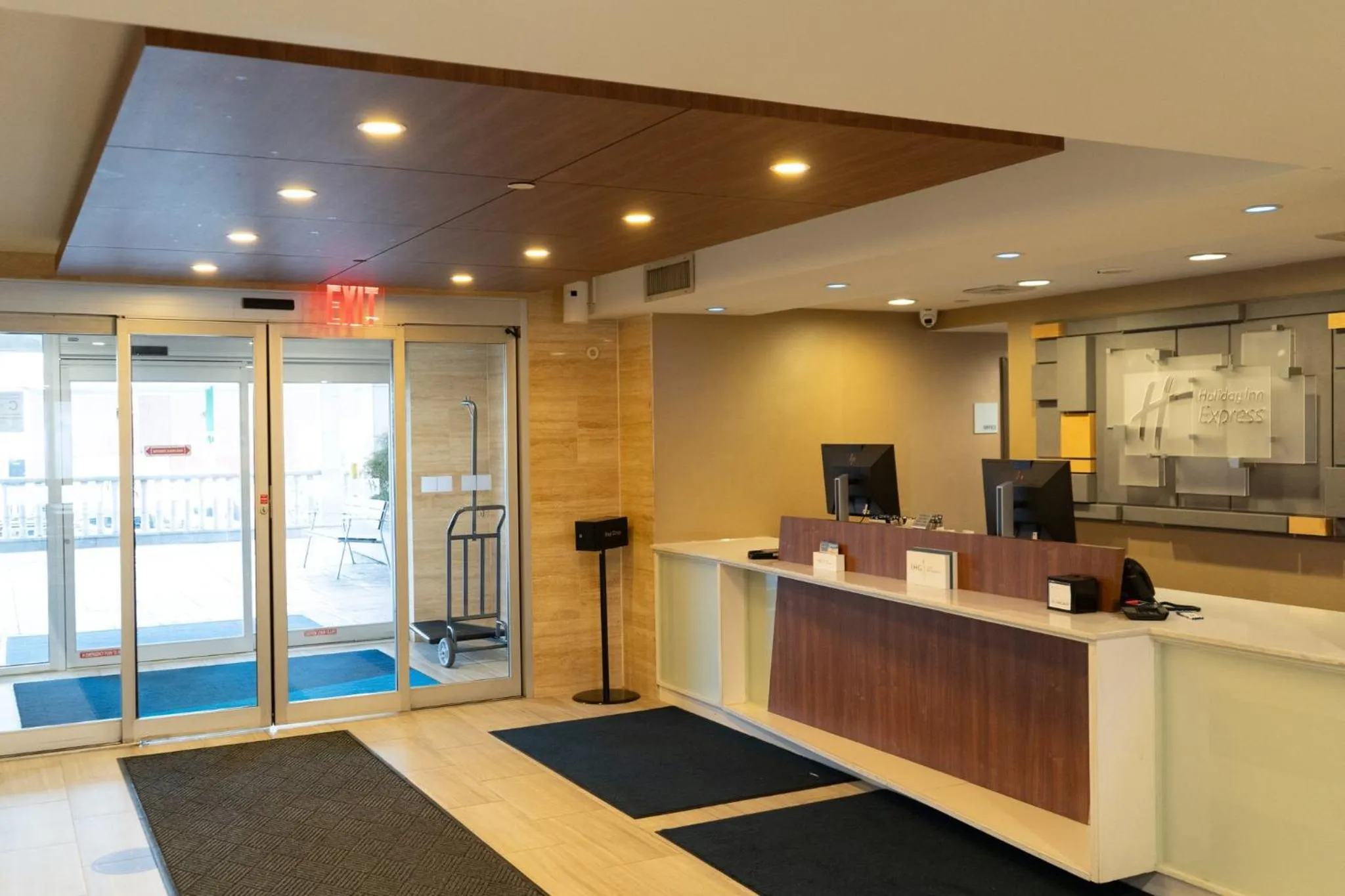 Lobby or reception in Holiday Inn Express Maspeth by IHG