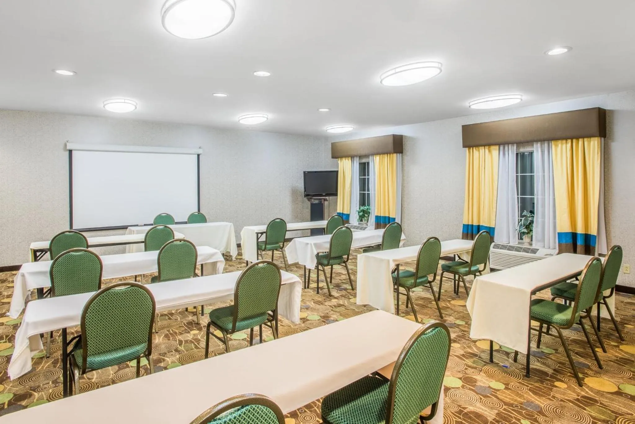 Meeting/conference room in Holiday Inn Express Hotel & Suites Brattleboro by IHG