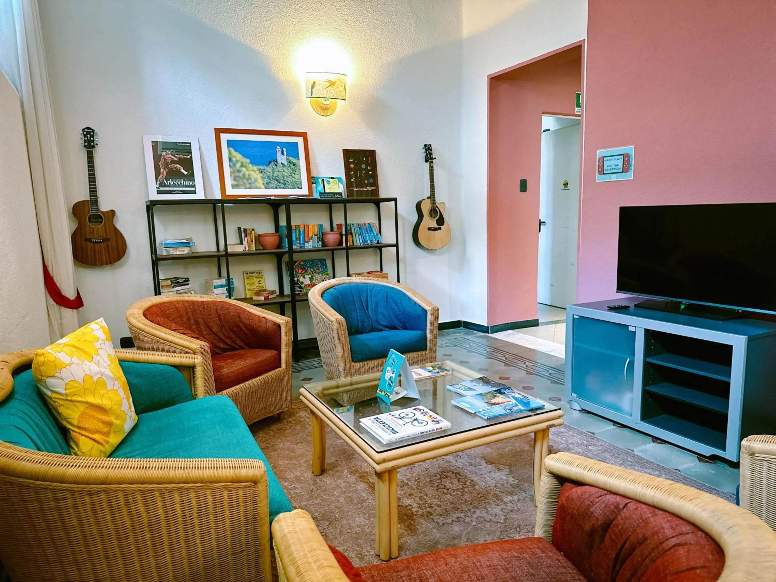 Communal lounge/ TV room in Hotel Bello by Ostello Bello