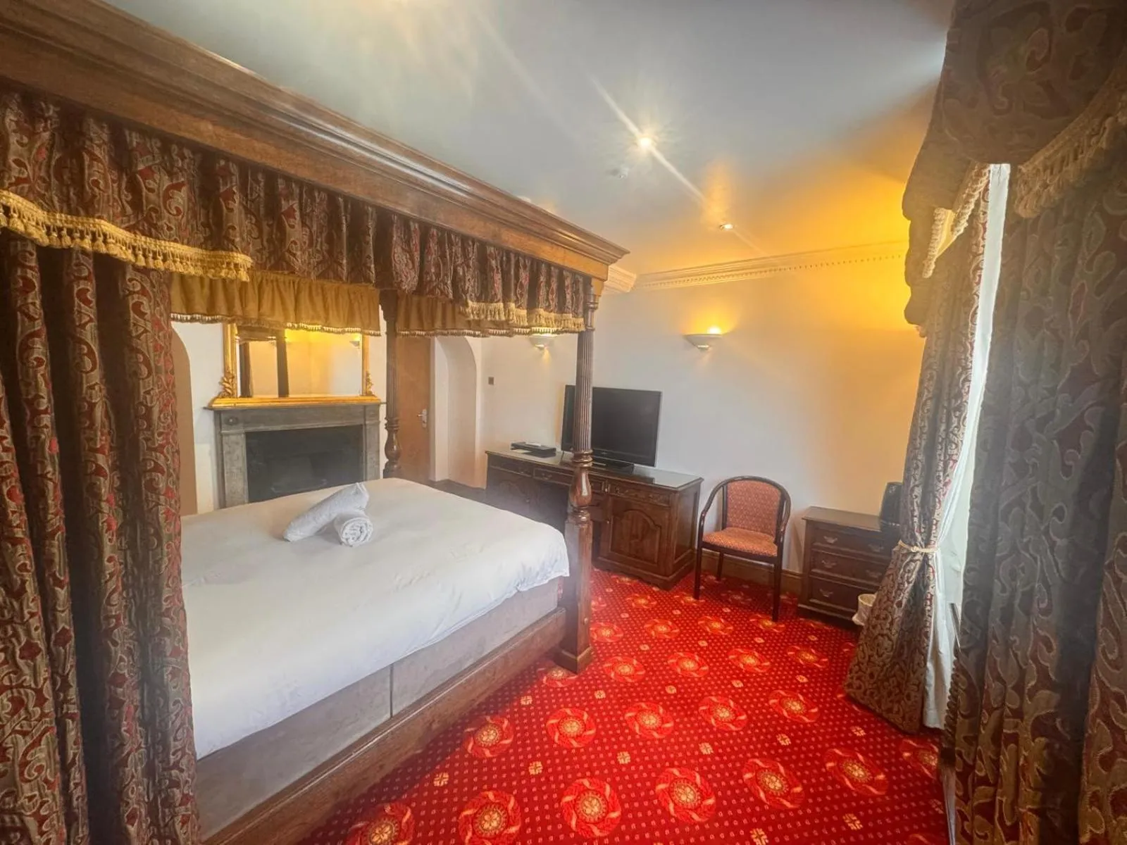 Living room, Bed in Villare Hitchin Town Centre