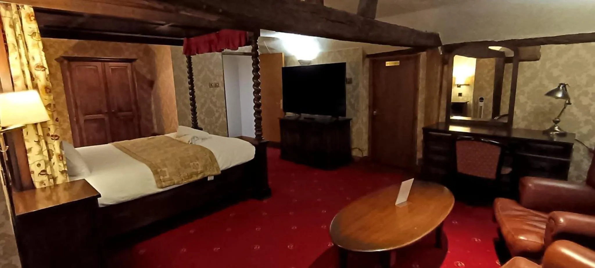 Living room, Bed in Villare Hitchin Town Centre