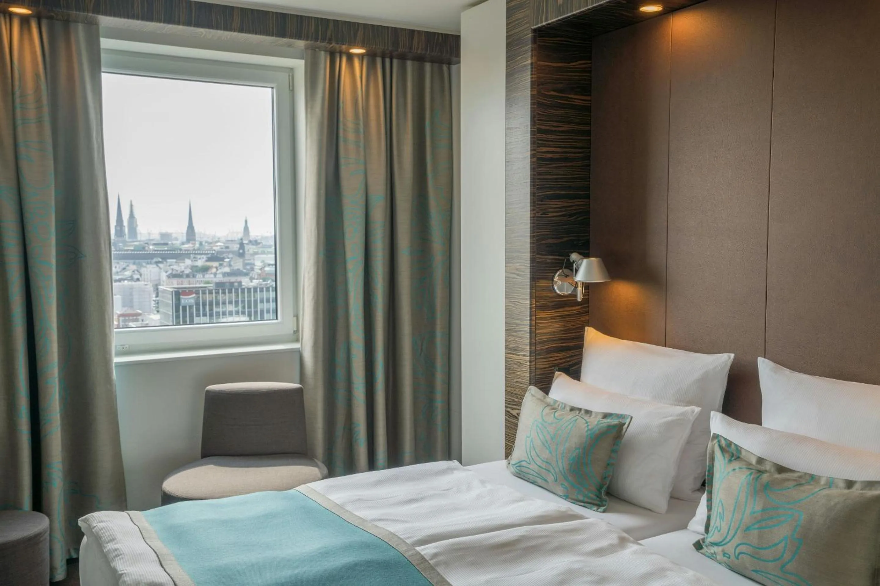 Photo of the whole room, Bed in Motel One Hamburg-Alster