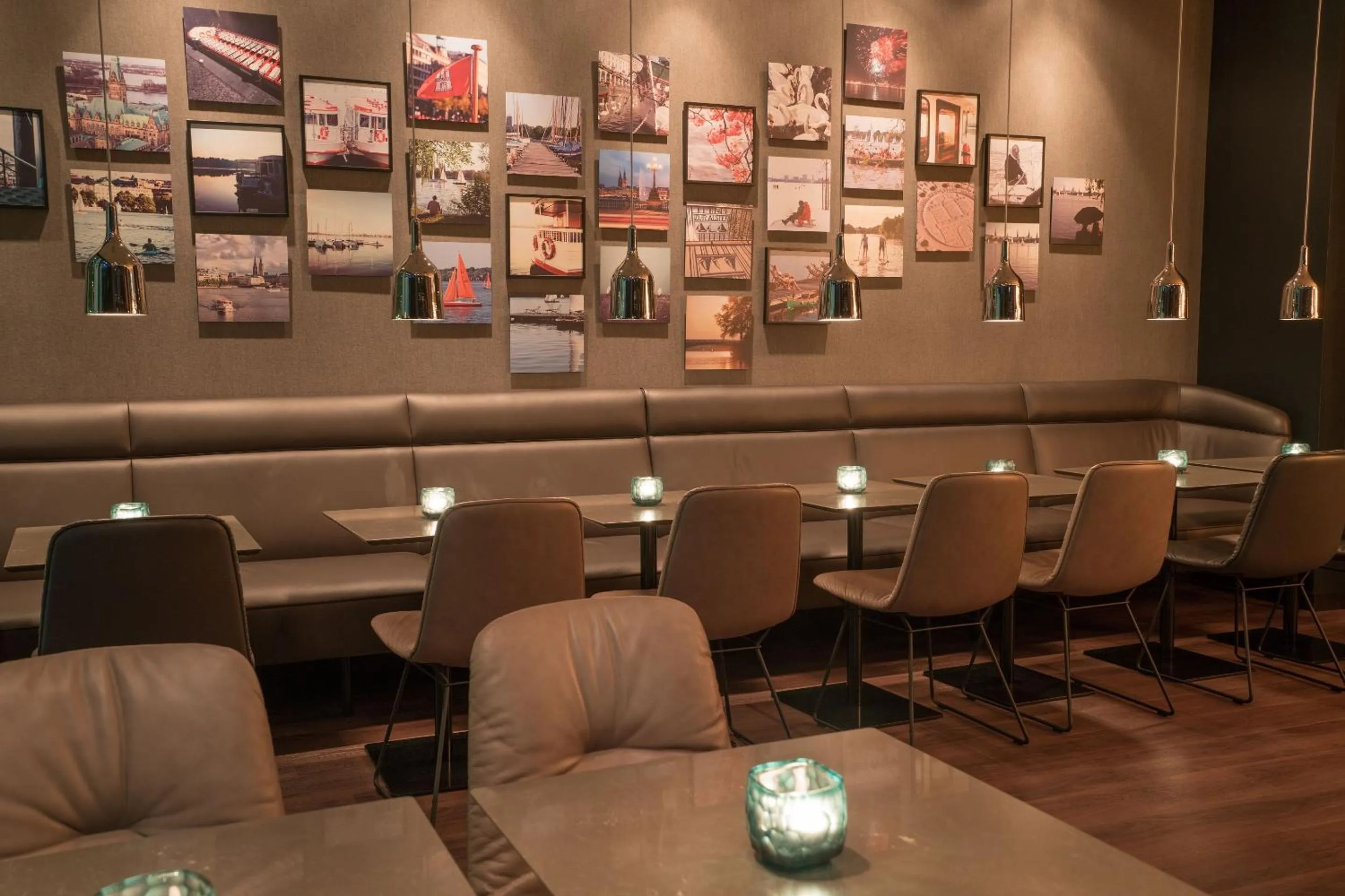 Lounge or bar in Motel One Hamburg-Alster