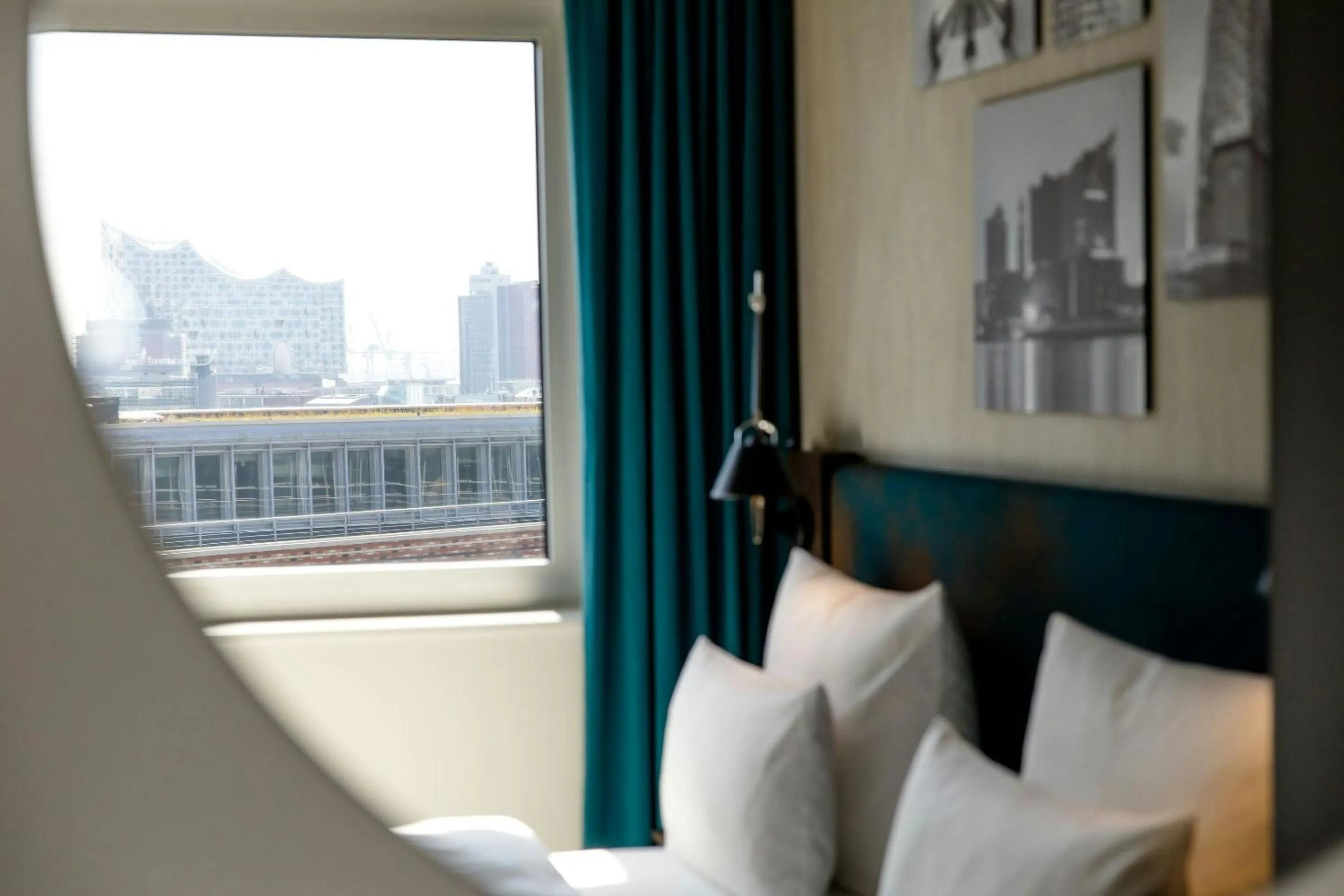 Photo of the whole room, Bed in Motel One Hamburg am Michel