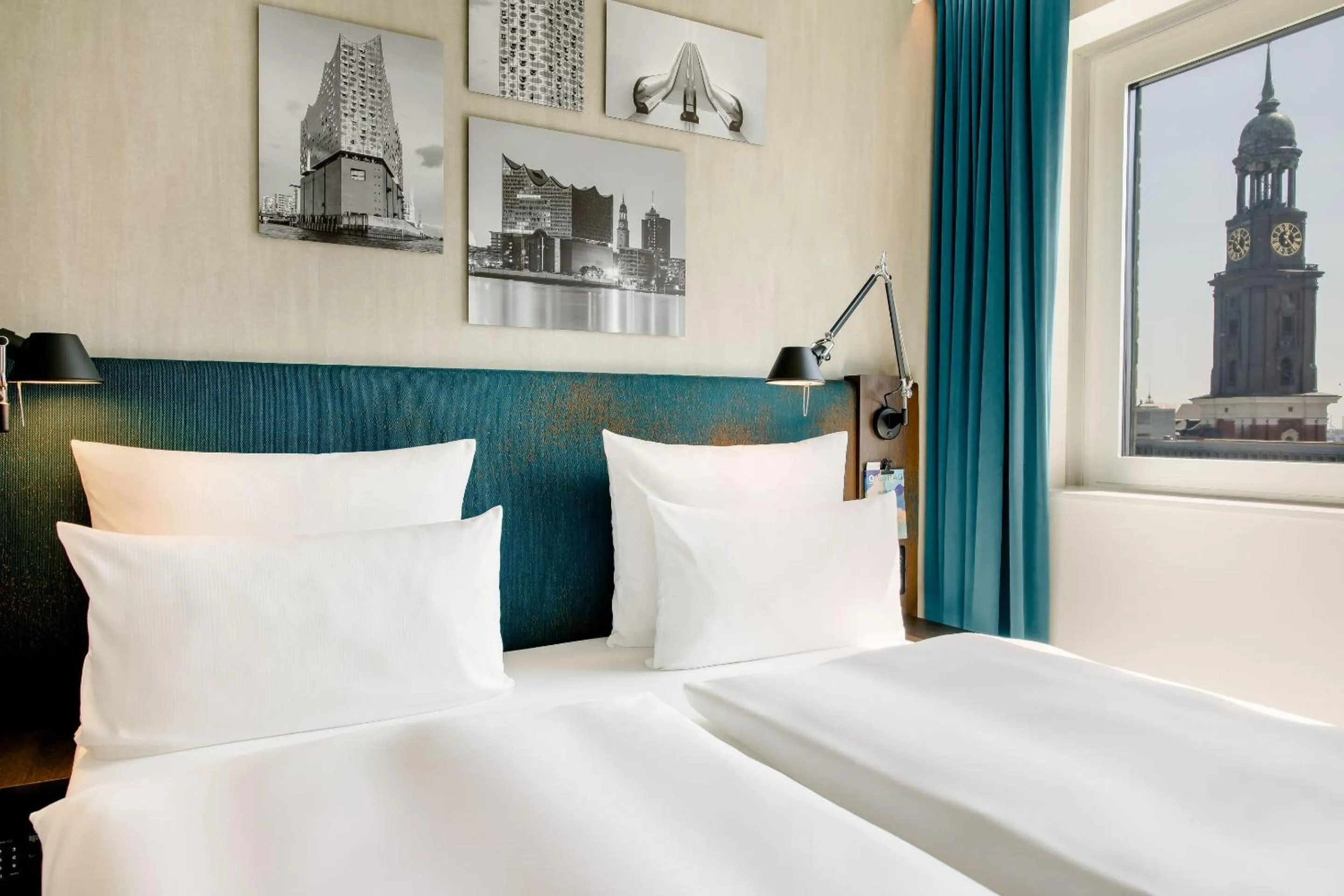 Property building, Bed in Motel One Hamburg am Michel
