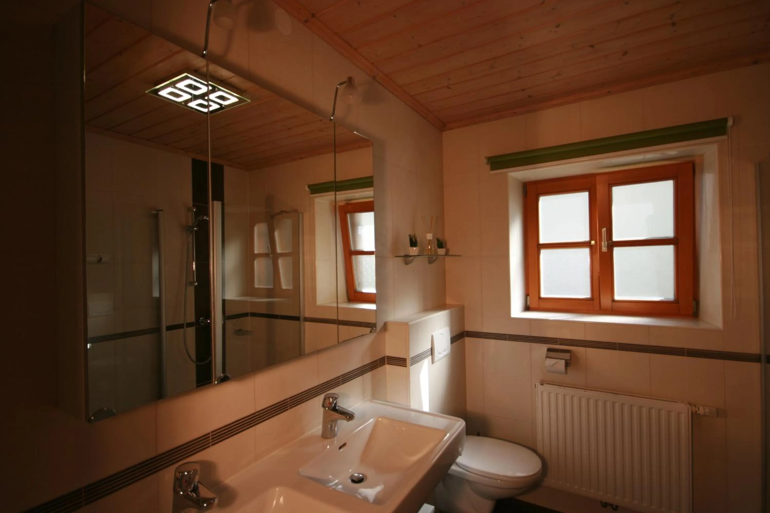 Bathroom in Familienappartements Eder - Free entry to Tauern SPA Kaprun included