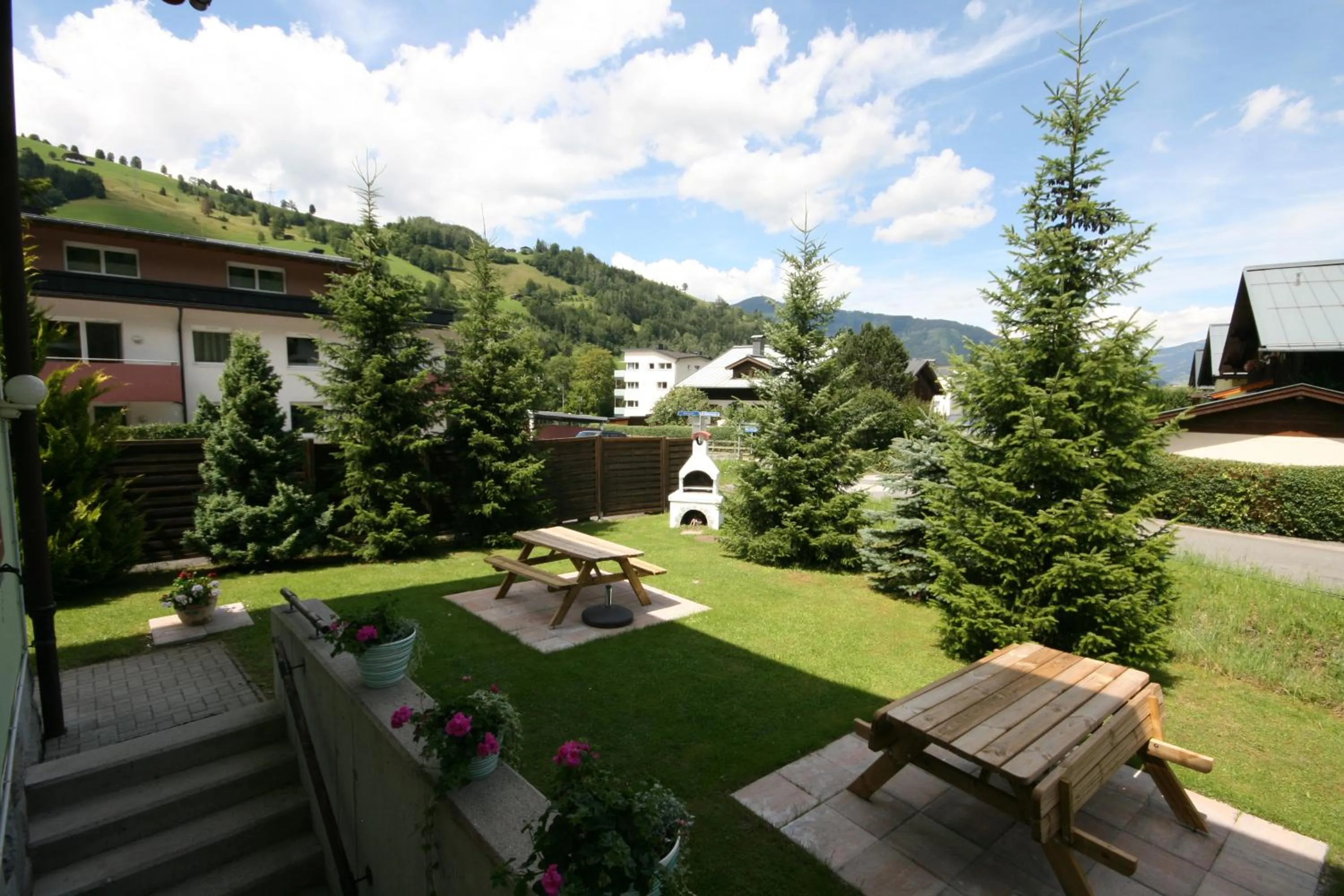 Garden view in Familienappartements Eder - Free entry to Tauern SPA Kaprun included