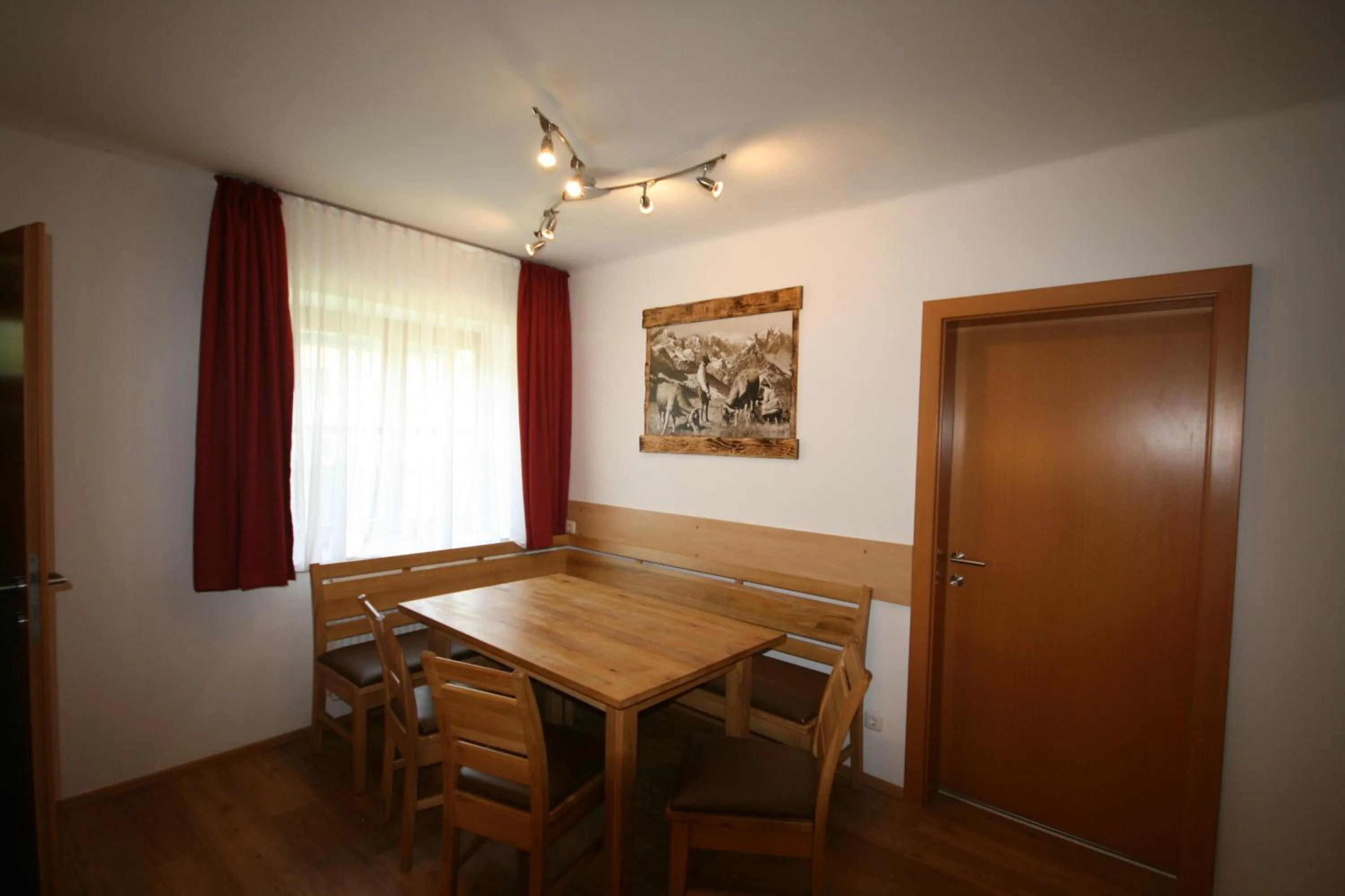 Dining area in Familienappartements Eder - Free entry to Tauern SPA Kaprun included