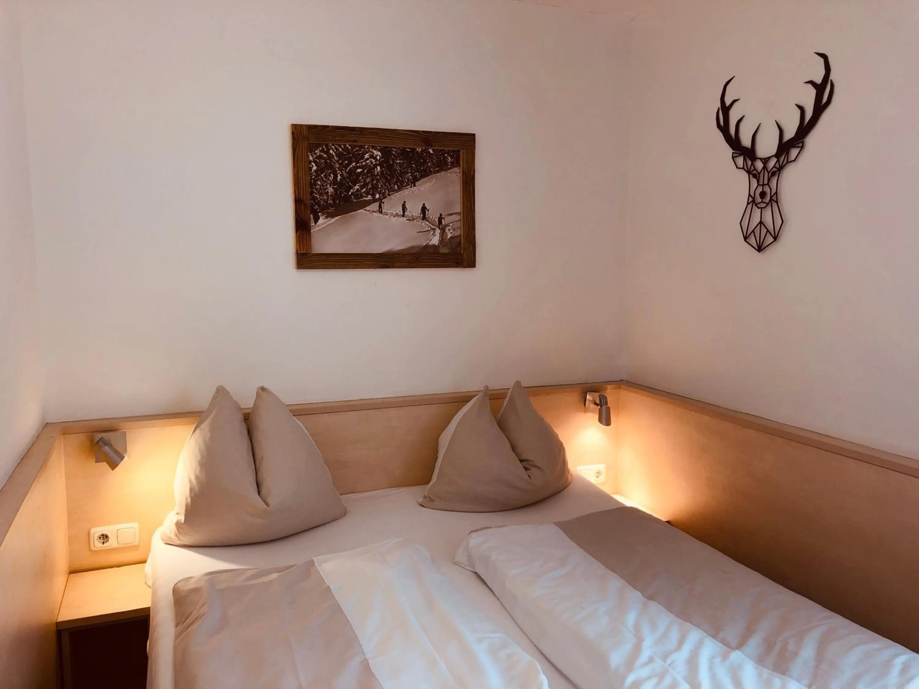 Bedroom, Bed in Familienappartements Eder - Free entry to Tauern SPA Kaprun included