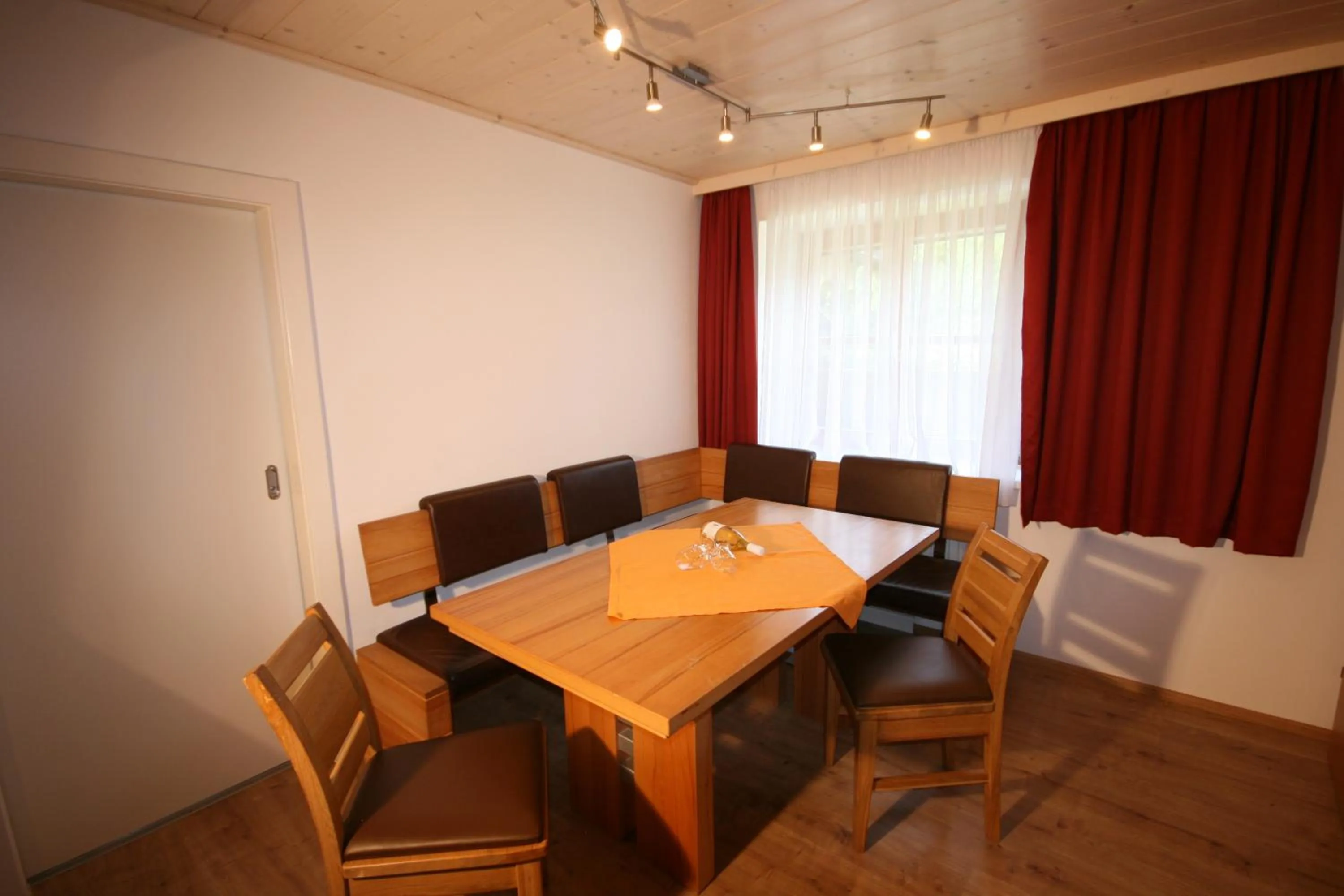 Dining area in Familienappartements Eder - Free entry to Tauern SPA Kaprun included