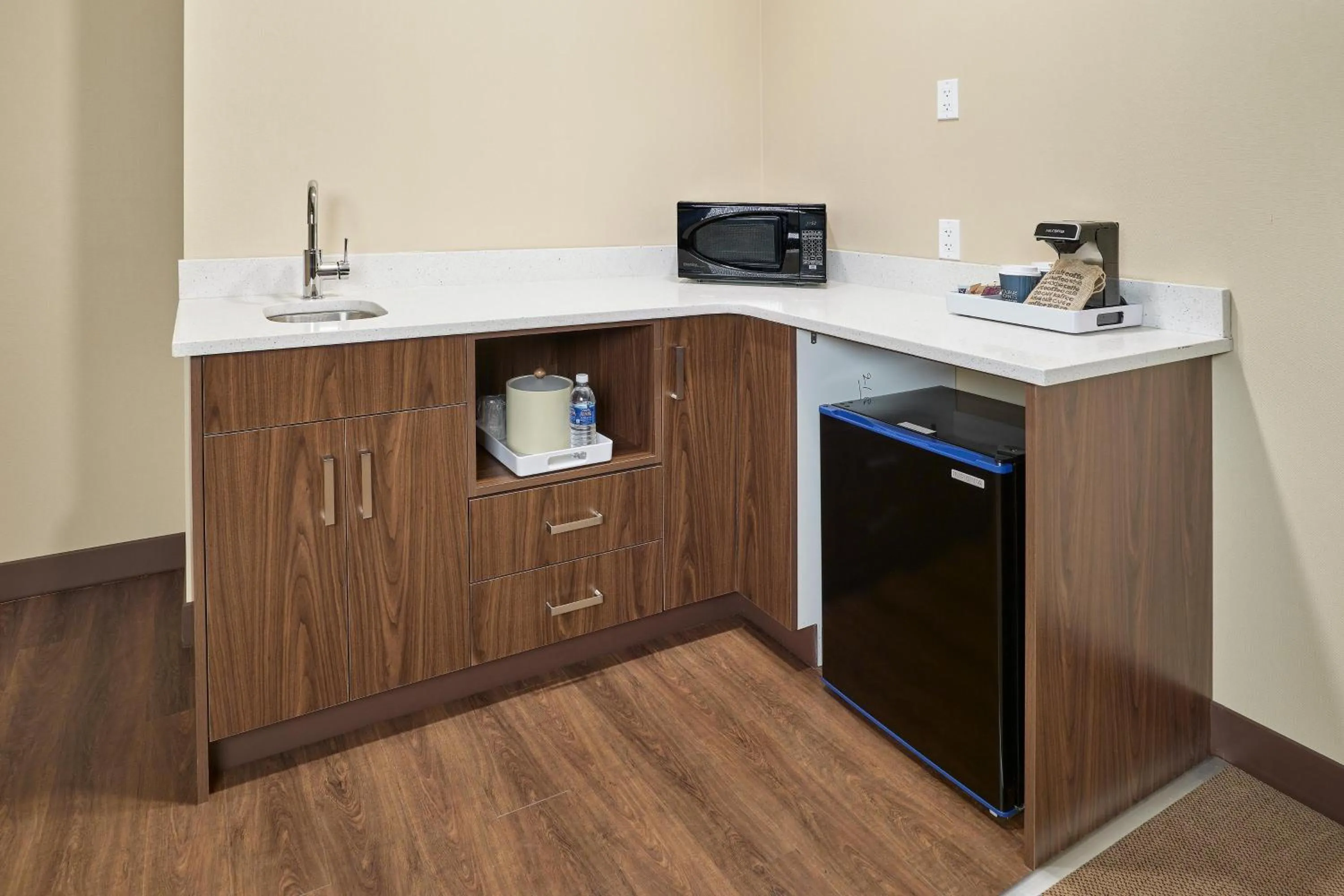 Swimming pool in Four Points by Sheraton Sherwood Park