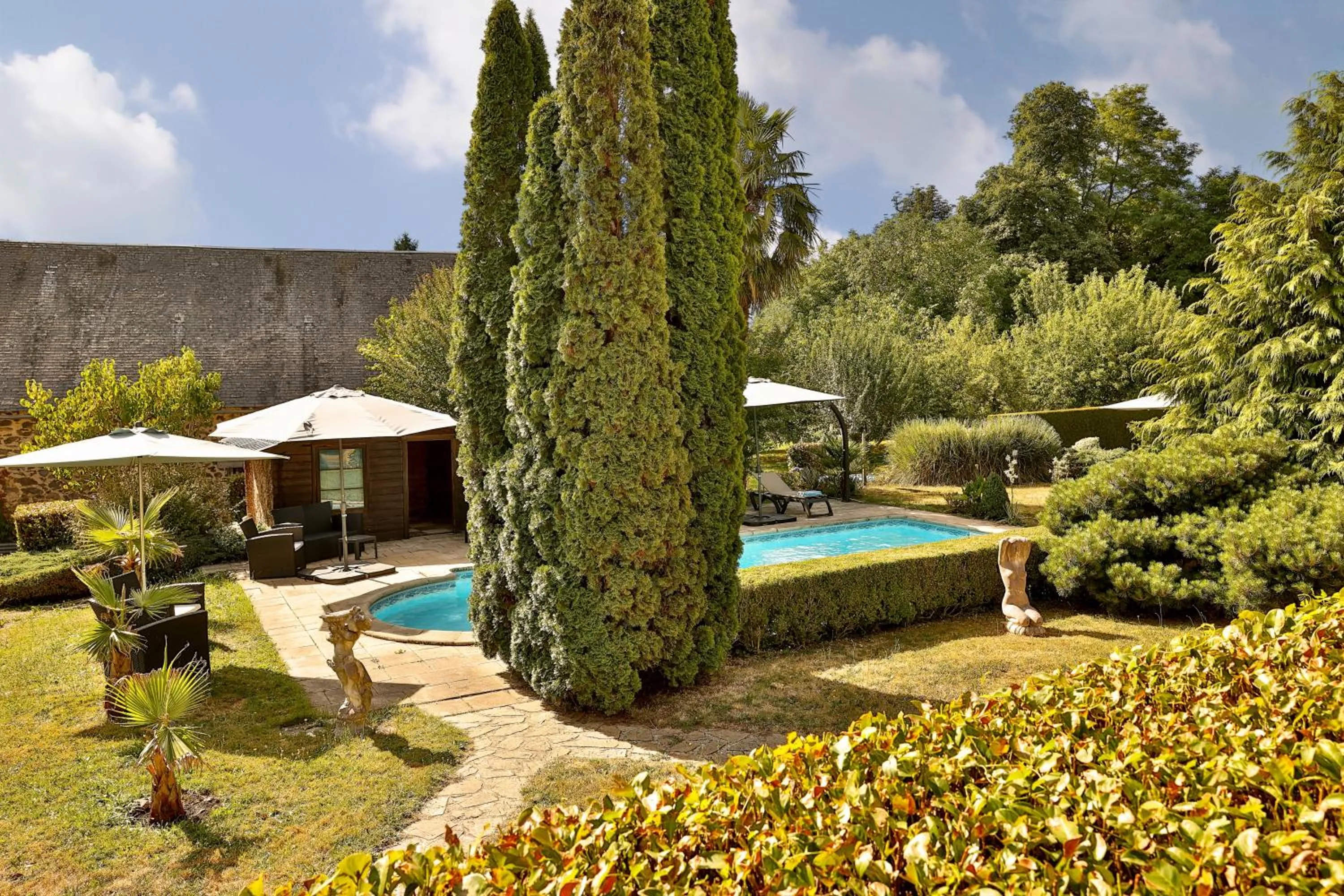 Swimming pool in Logis Hôtel-Restaurant Les Voyageurs