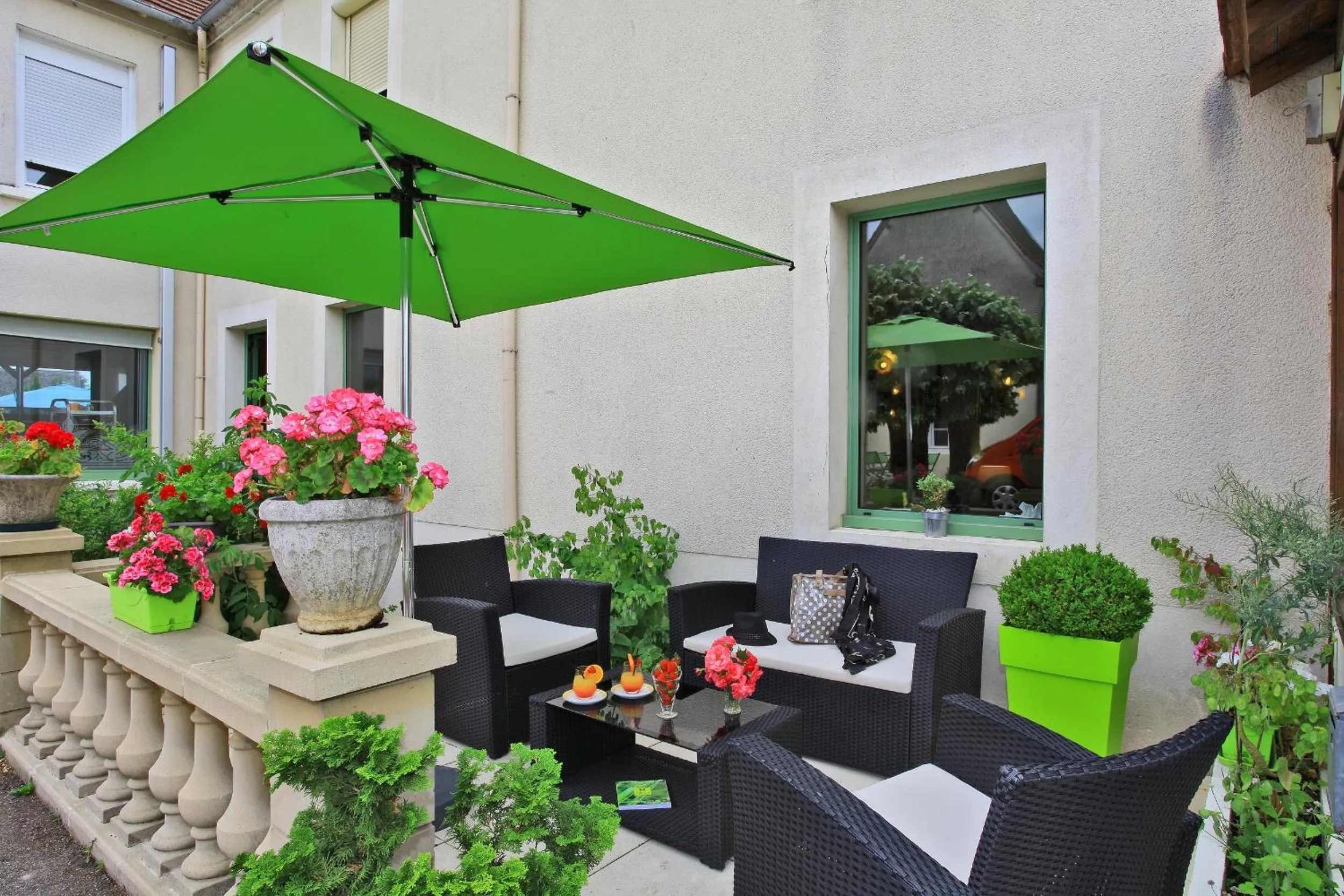 Patio in Logis Hôtel-Restaurant Les Voyageurs