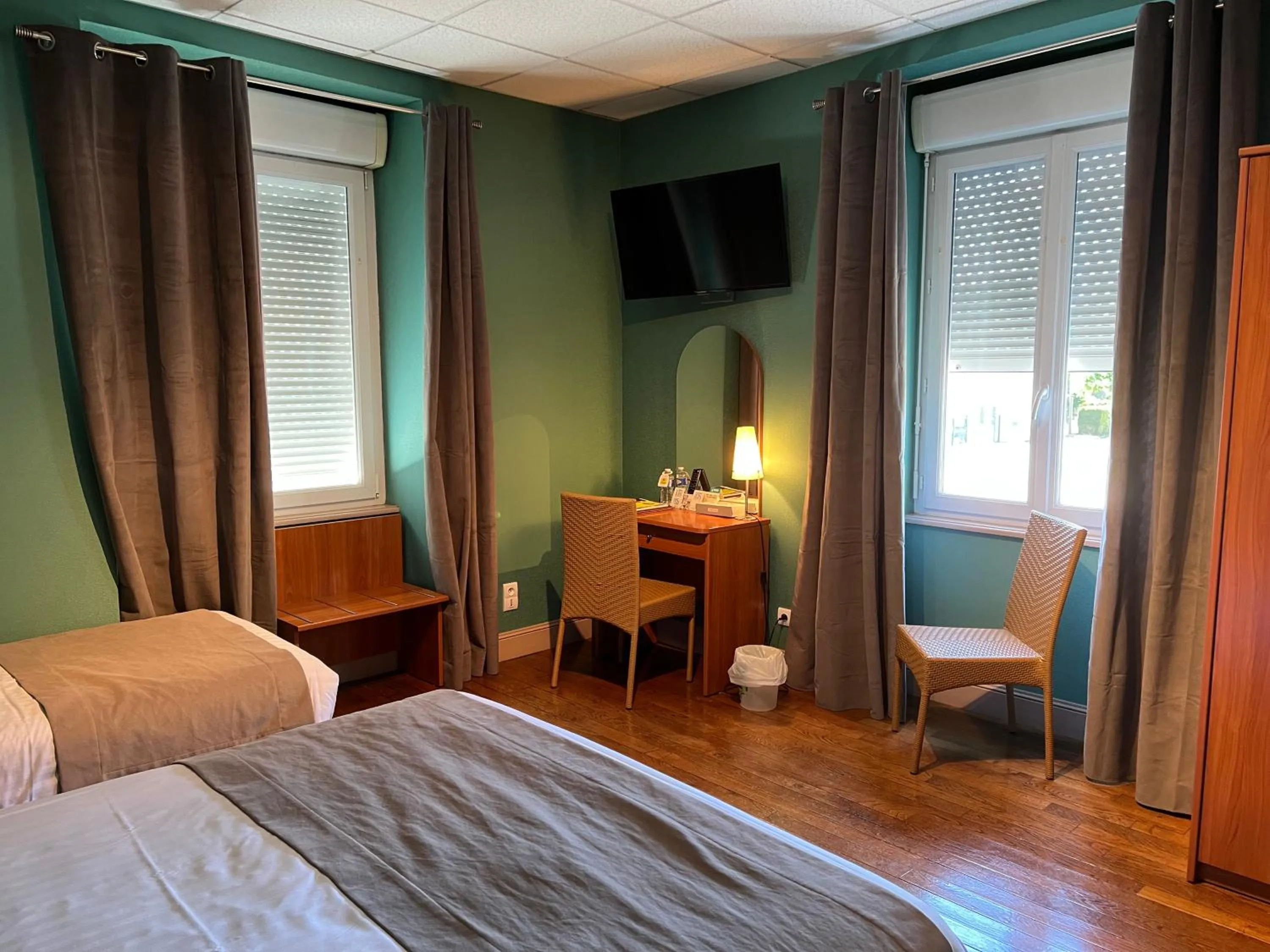 Bedroom, Bed in Logis Hôtel-Restaurant Les Voyageurs