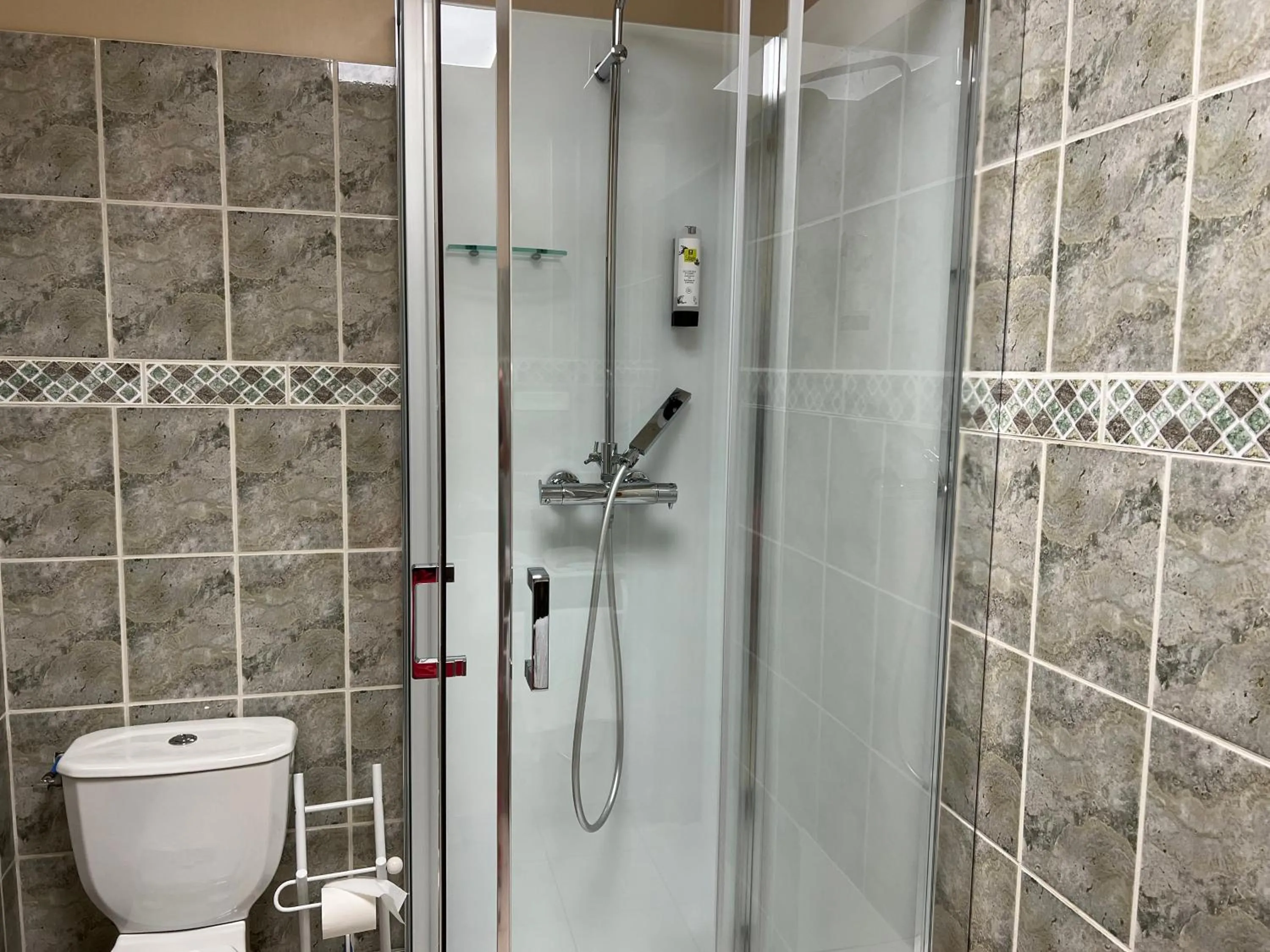 Bathroom in Logis Hôtel-Restaurant Les Voyageurs