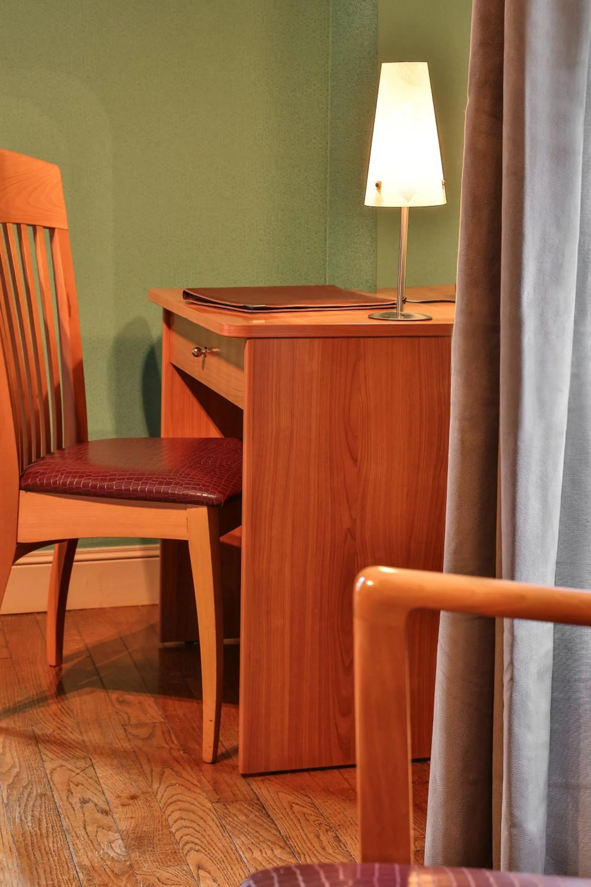 Bedroom in Logis Hôtel-Restaurant Les Voyageurs