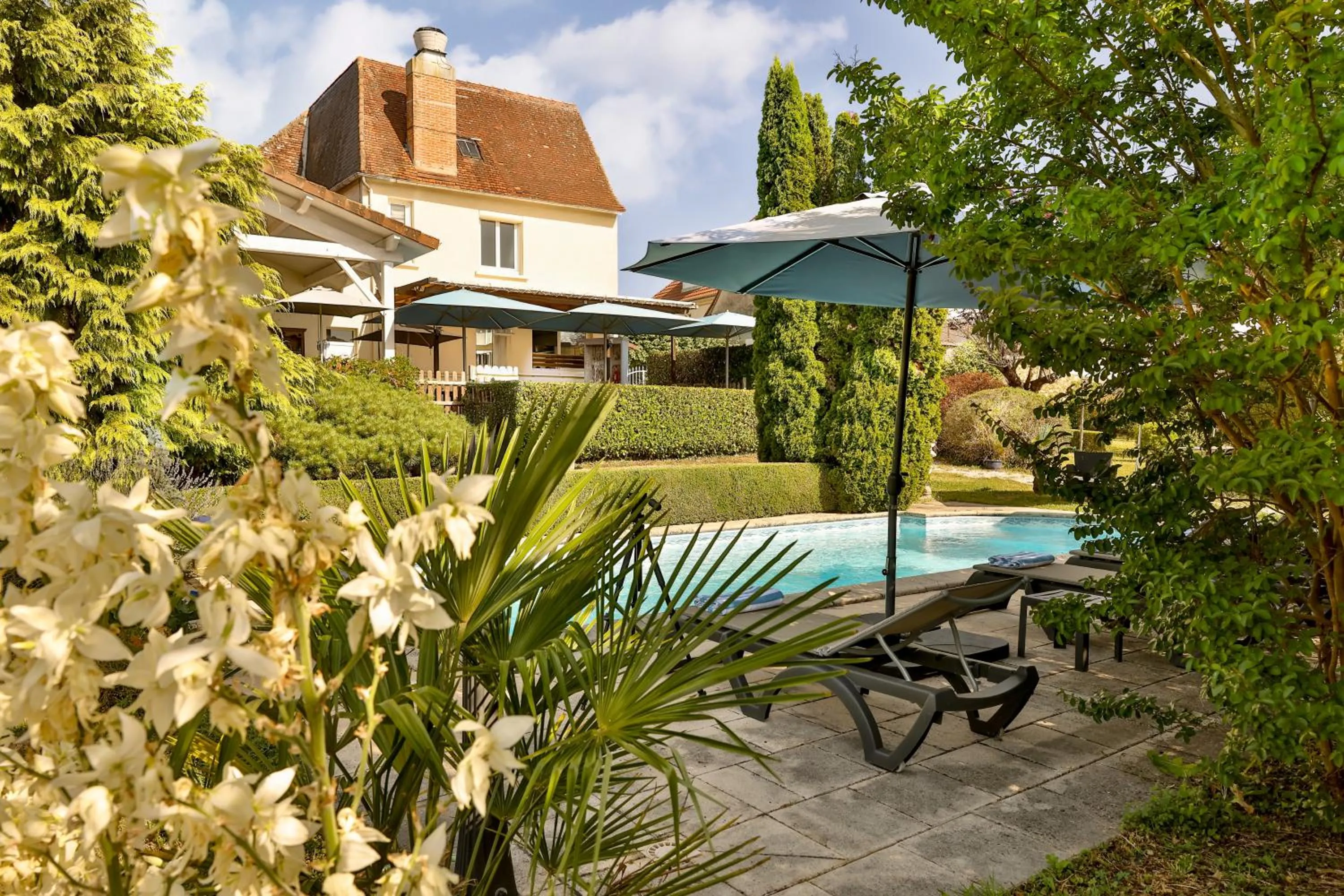 Swimming pool in Logis Hôtel-Restaurant Les Voyageurs