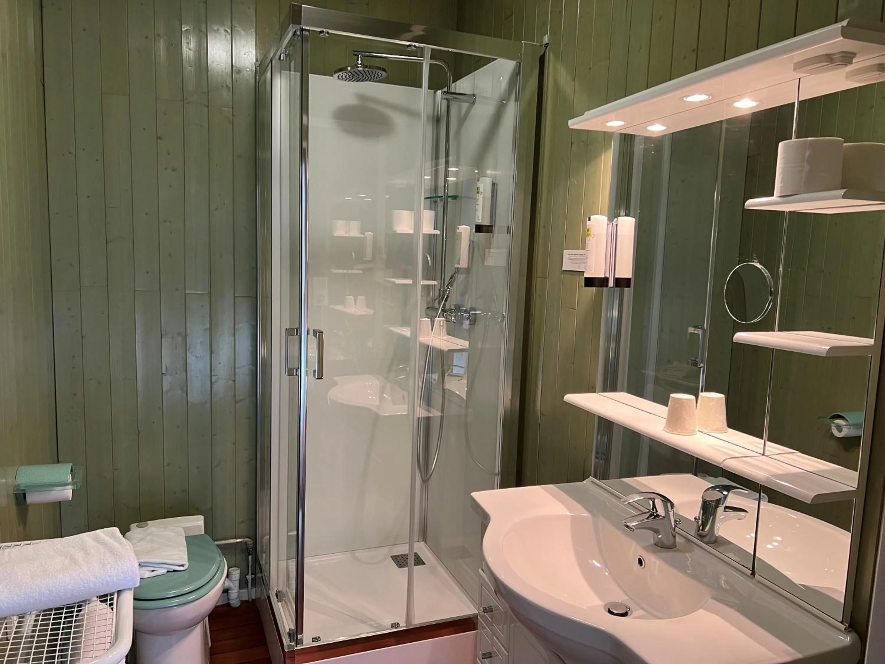 Bathroom in Logis Hôtel-Restaurant Les Voyageurs