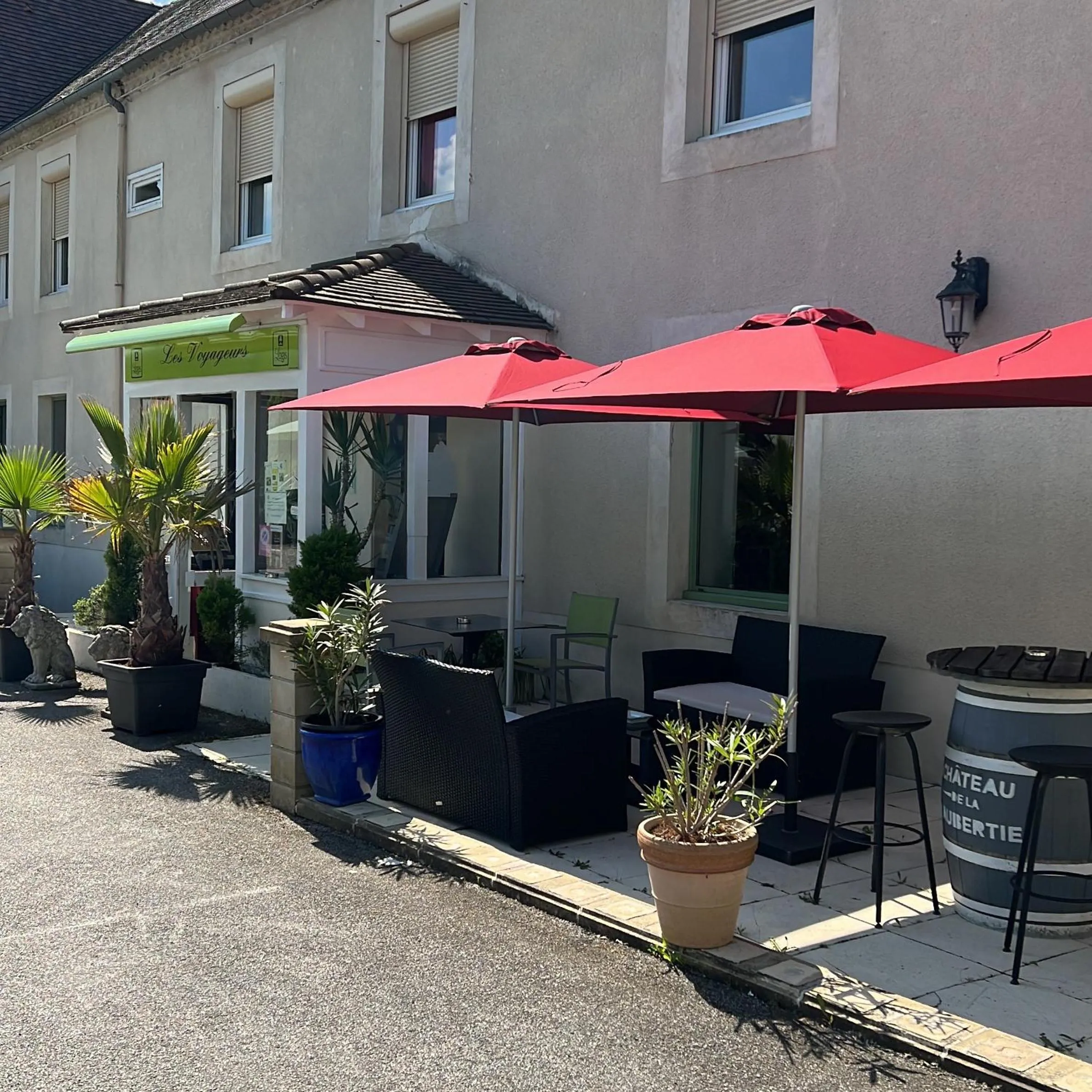 Property building in Logis Hôtel-Restaurant Les Voyageurs
