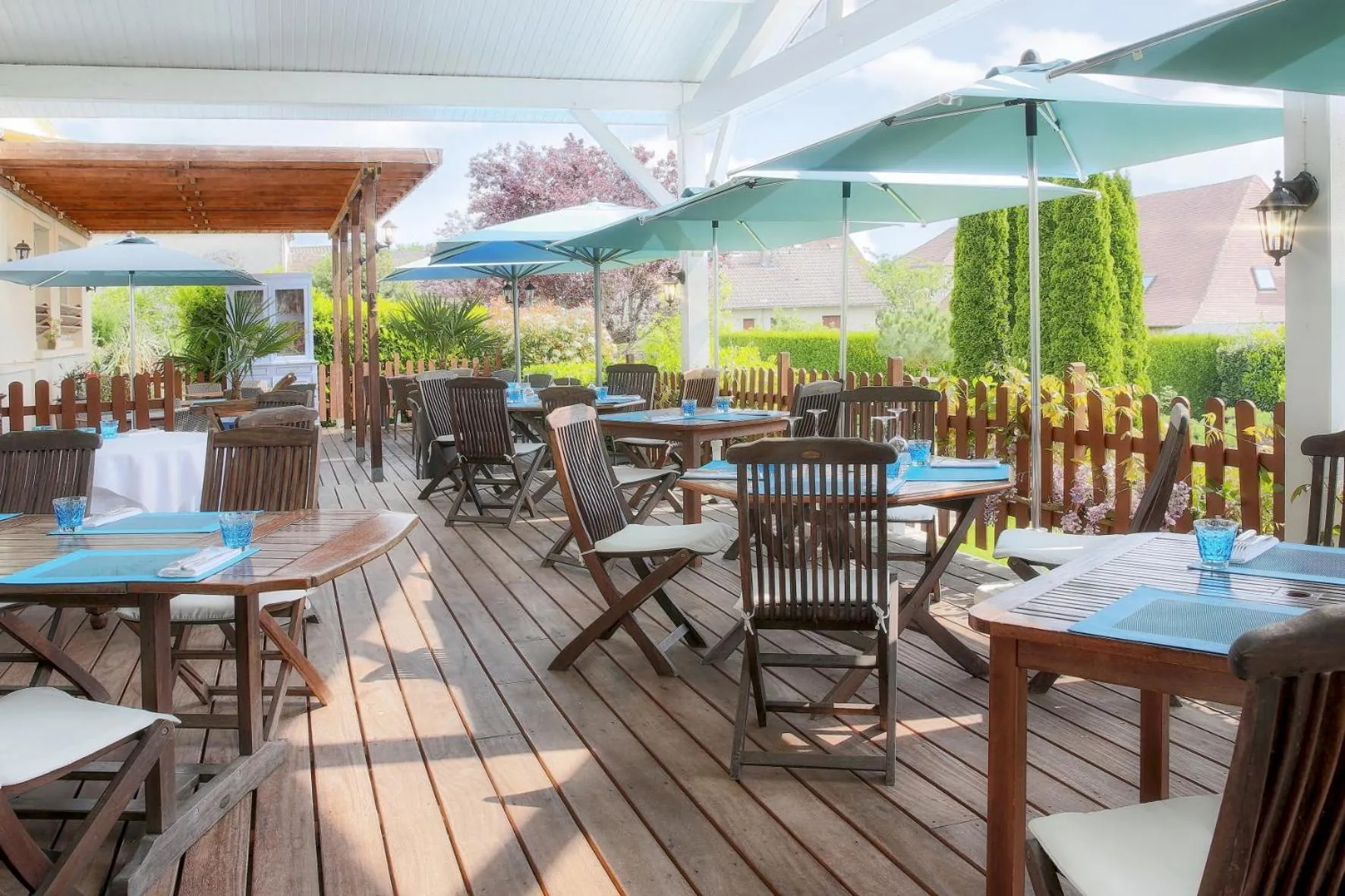 Patio in Logis Hôtel-Restaurant Les Voyageurs