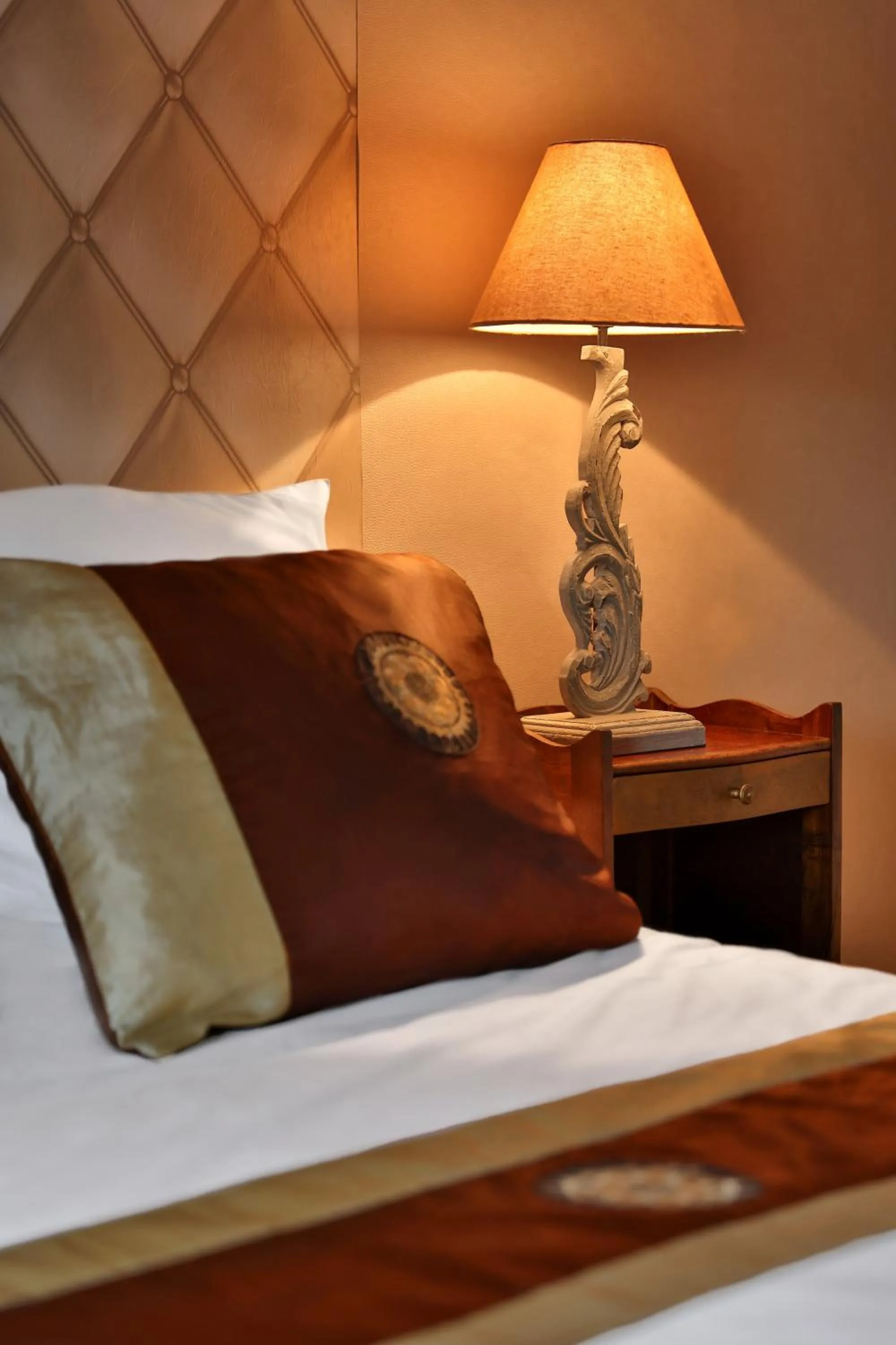 Bed in Logis Hôtel-Restaurant Les Voyageurs