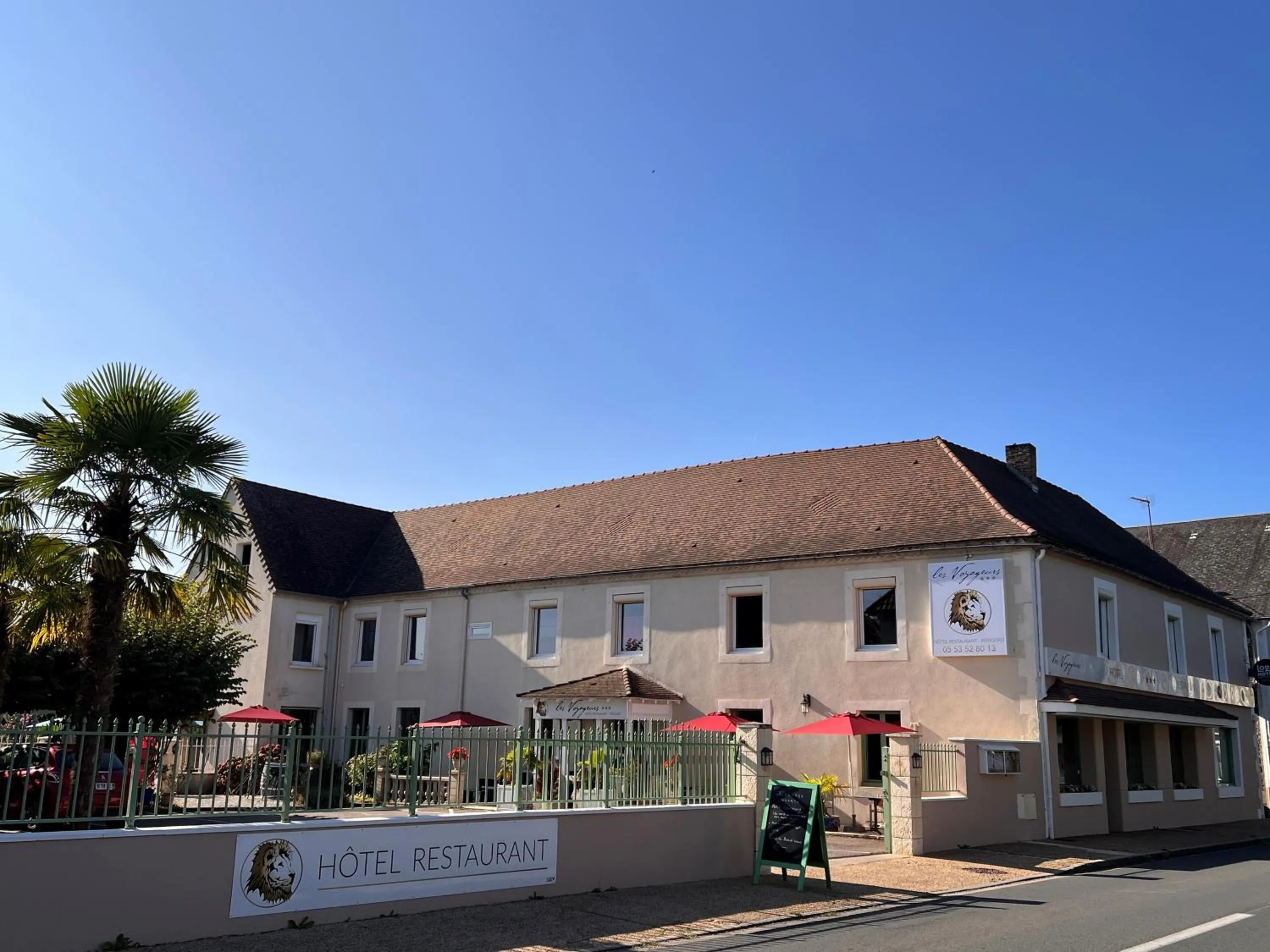 Property building in Logis Hôtel-Restaurant Les Voyageurs