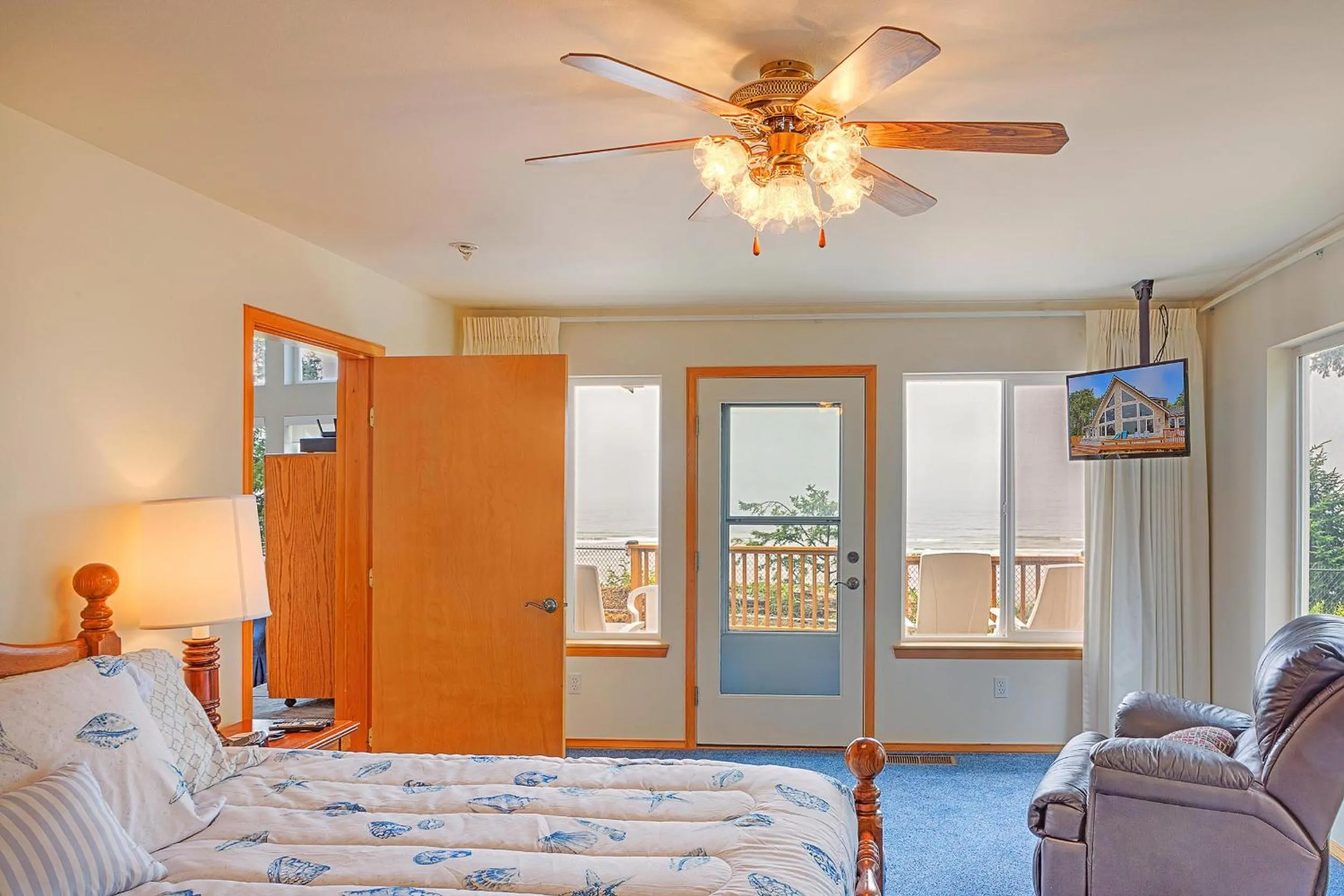 Bed in Beachfront Moclips Retreat w Hot Tub Fire Pit