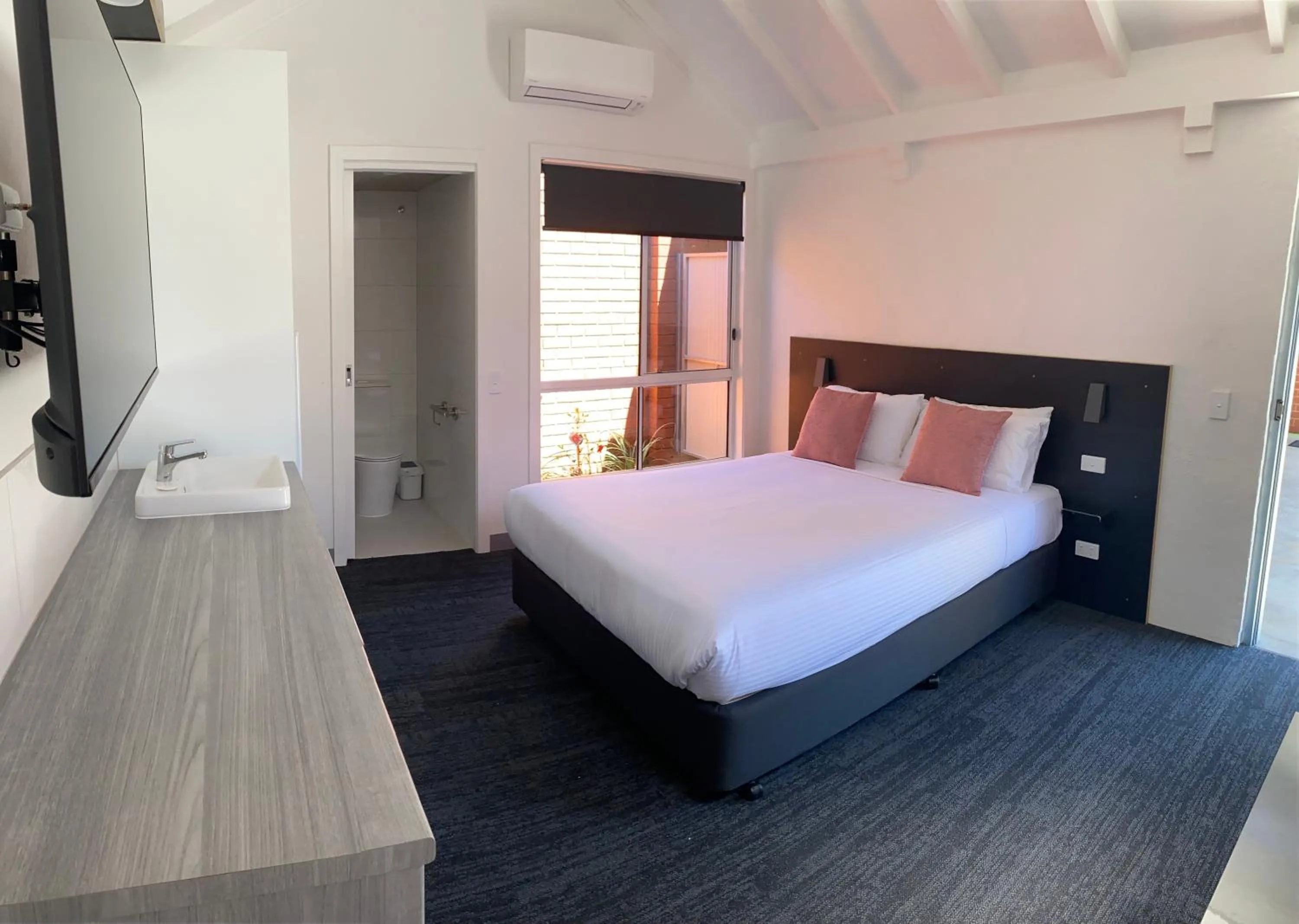 Bed in Railway Motel Myrtleford