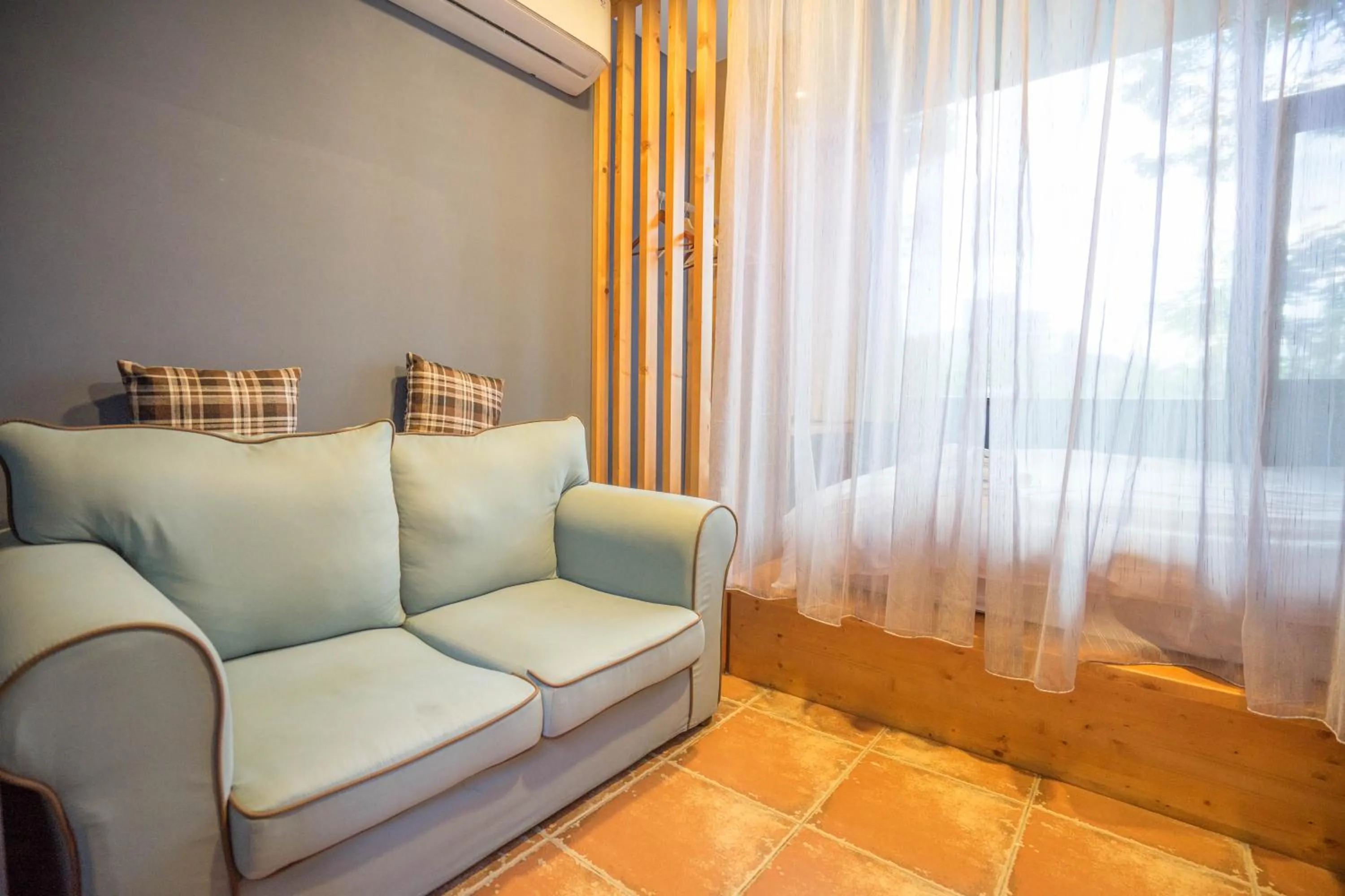 Yue Lake Backpackers