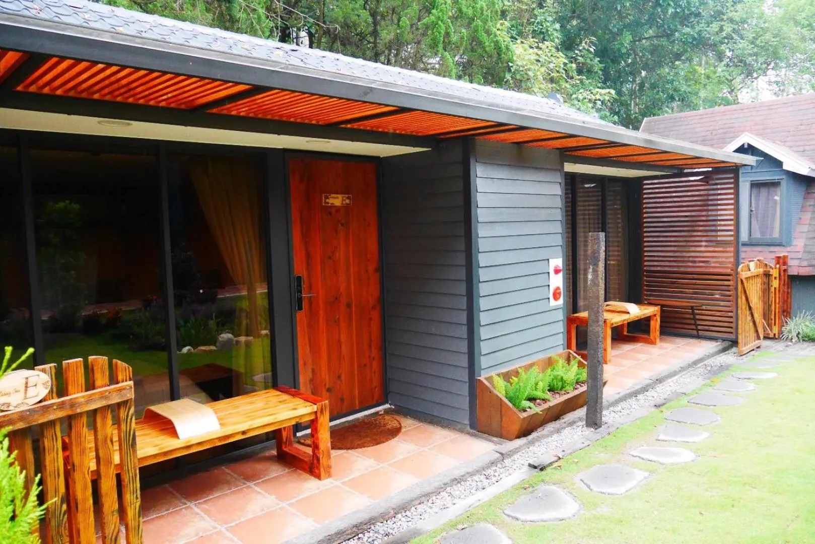 Yue Lake Backpackers