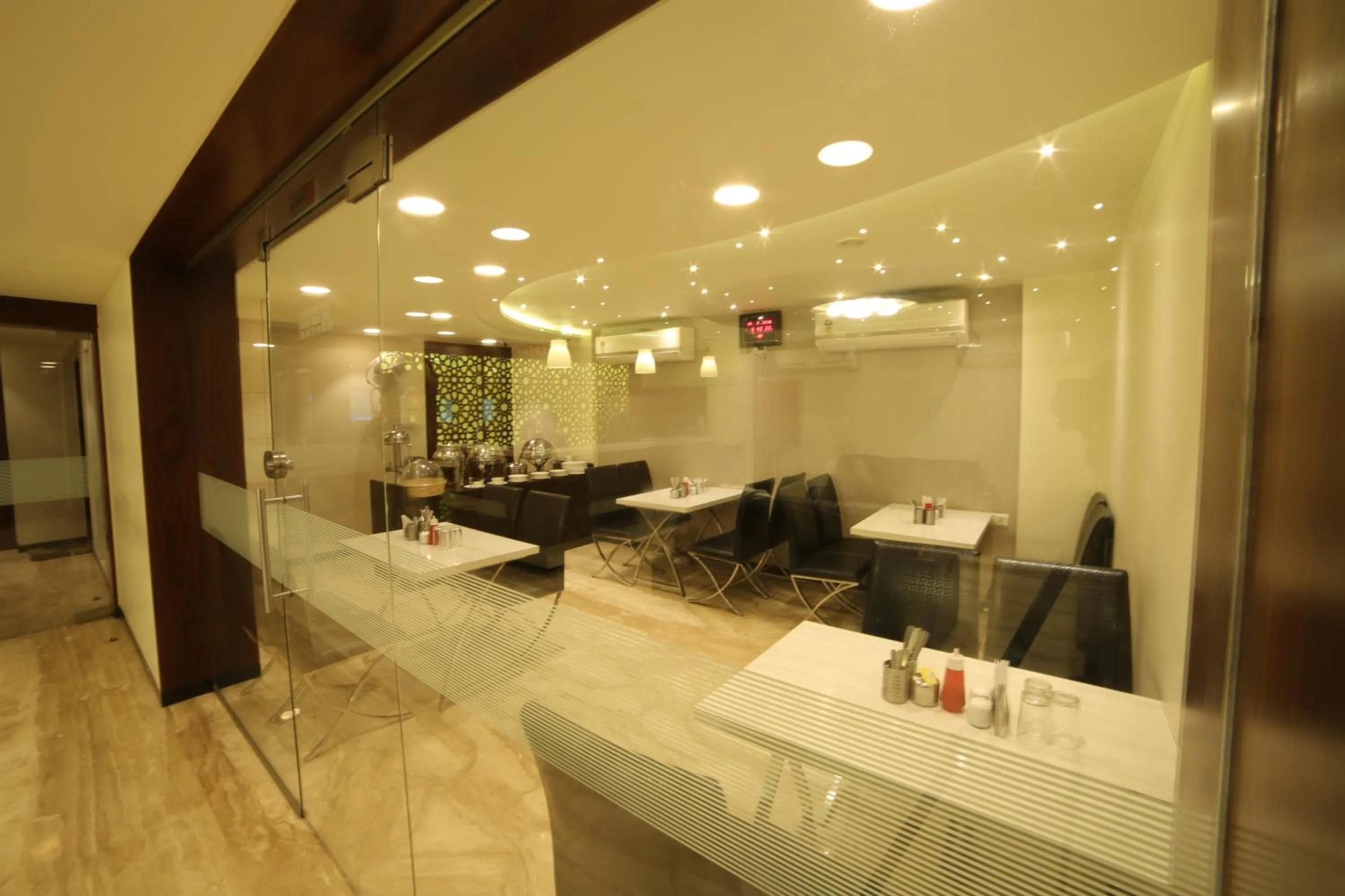 Restaurant/places to eat in Hotel Grand Pragati