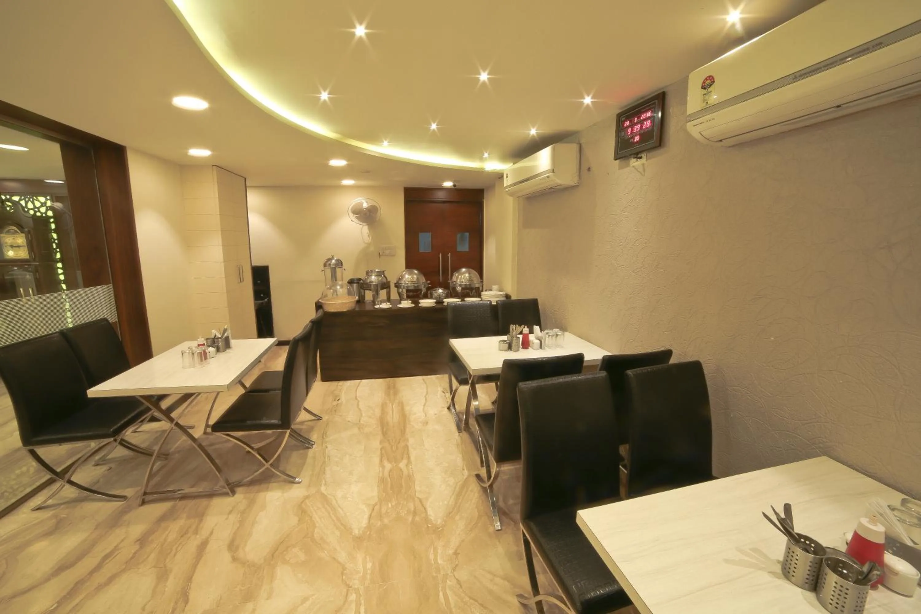 Restaurant/places to eat in Hotel Grand Pragati