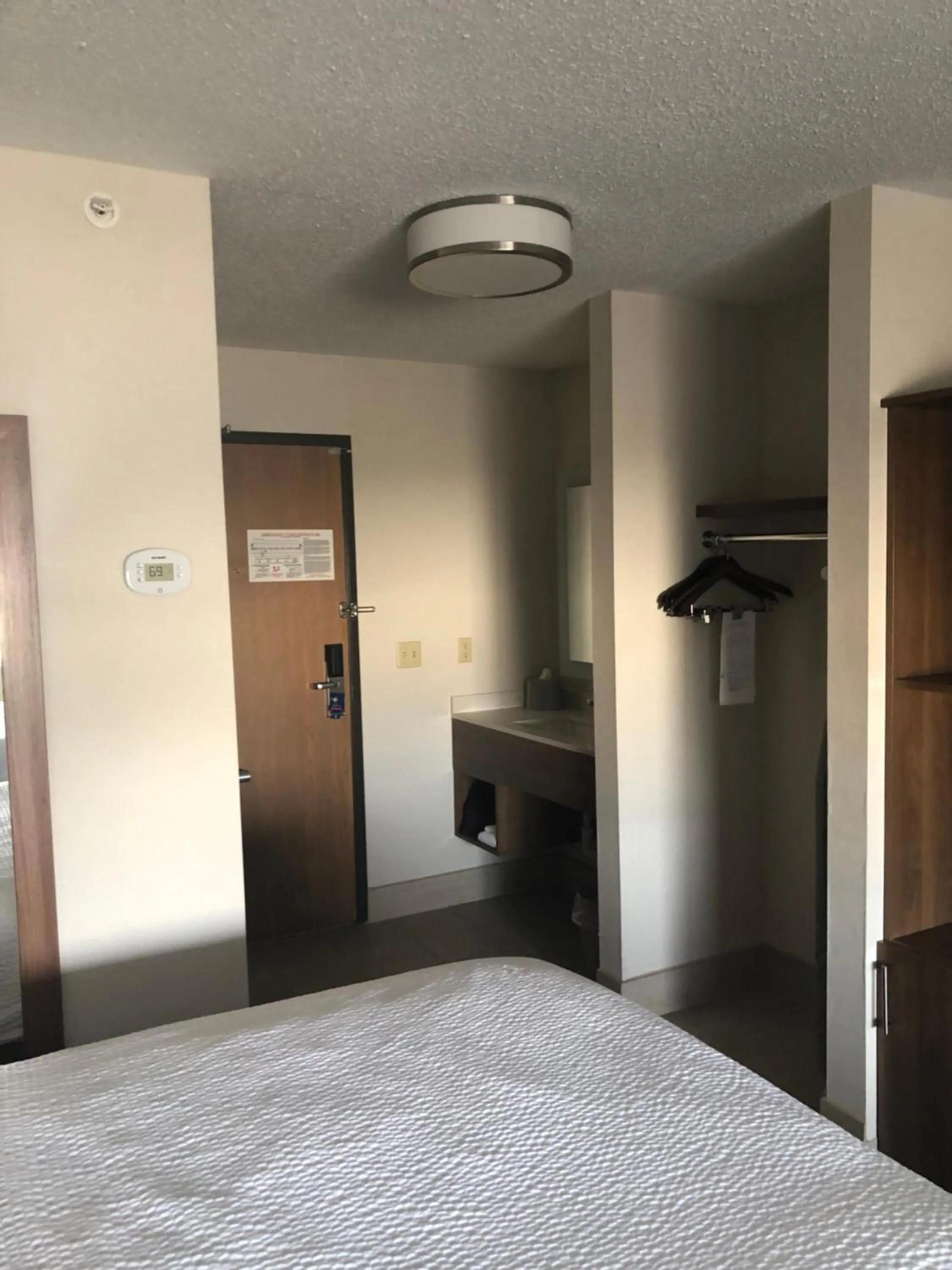 Photo of the whole room, Bed in Holiday Inn Express Mt. Vernon by IHG