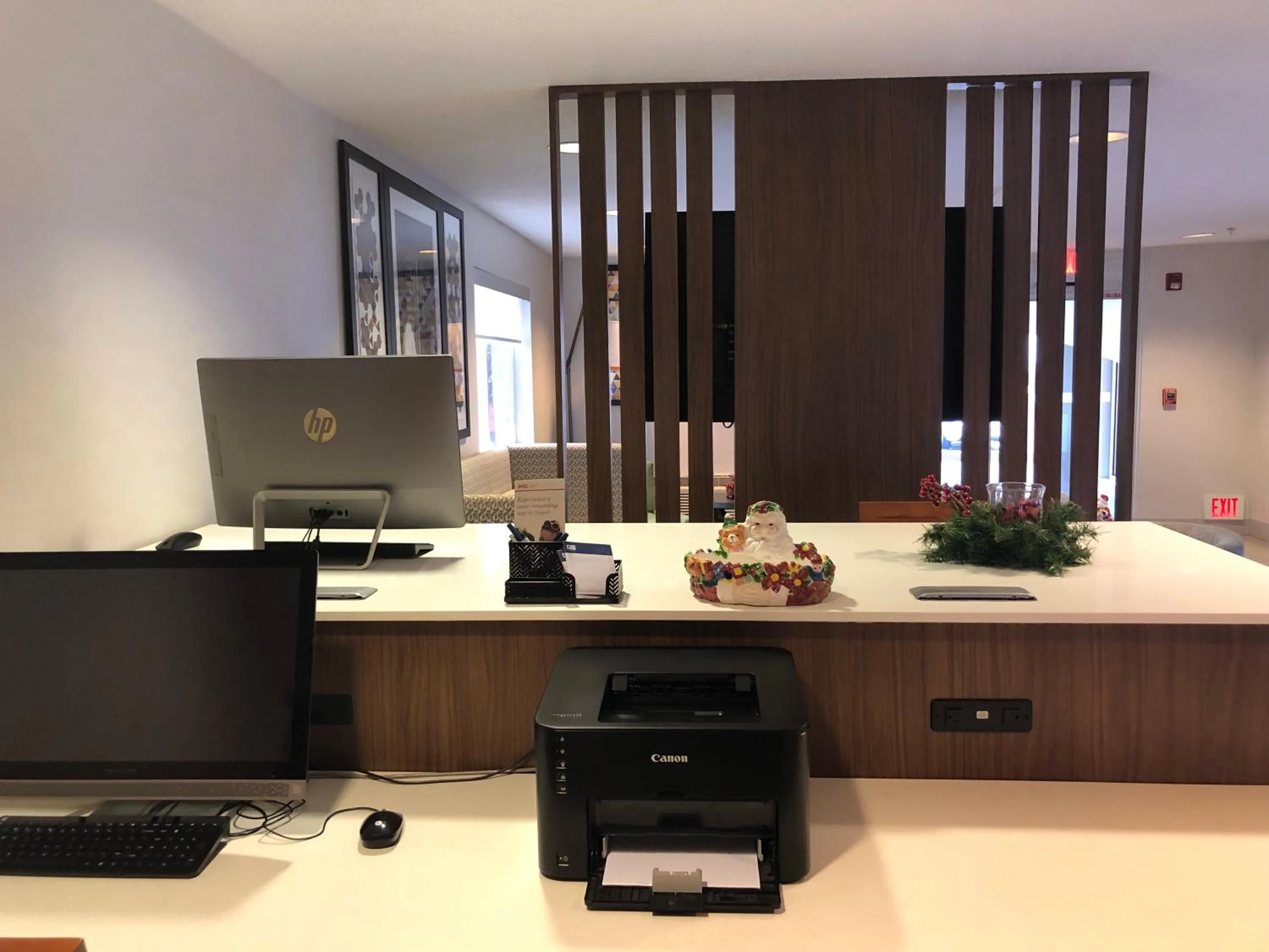 TV and multimedia in Holiday Inn Express Mt. Vernon by IHG